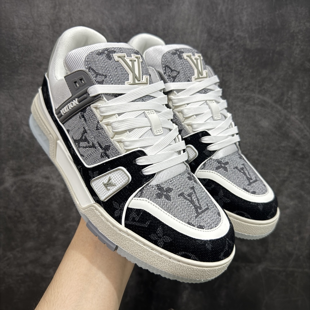 图片[4]-【HS纯原礼盒版福利】 LV Trainer系列高奢运动鞋 新款芯片顶级 潮人必备单品 同步ZP官网空胶工艺 鞋舌、挂饰均镶嵌NFC芯片感应装置 正确胶片断点式设计 中底正确还原原版油印字母比例 1：1原楦格板、楦头、刀磨全新升级！ 独家订制顶级压纹麂皮 原版开模TPU大底 质感原版一致 垫脚聚米微料加透气英伦网布 披靡市场任何版本！细节完美呈现！ 代购指定版本 全新升级最新双盒包装 扫码秒进官网！ 全套包装配件同比原版 尺码： 39-45-选品中心