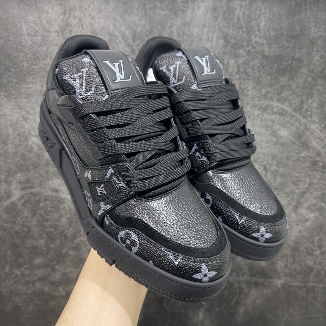 图片[21]-【HS纯原礼盒版福利】 LV Trainer系列高奢运动鞋 新款芯片顶级 潮人必备单品 同步ZP官网空胶工艺 鞋舌、挂饰均镶嵌NFC芯片感应装置 正确胶片断点式设计 中底正确还原原版油印字母比例 1：1原楦格板、楦头、刀磨全新升级！ 独家订制顶级压纹麂皮 原版开模TPU大底 质感原版一致 垫脚聚米微料加透气英伦网布 披靡市场任何版本！细节完美呈现！ 代购指定版本 全新升级最新双盒包装 扫码秒进官网！ 全套包装配件同比原版 尺码： 39-45-选品中心