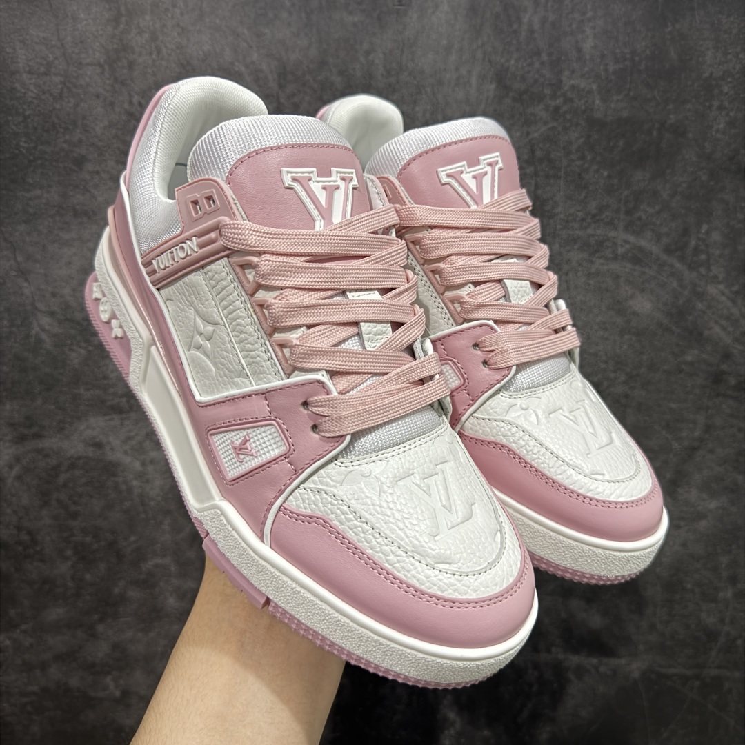 图片[17]-【HS纯原礼盒版福利】 LV Trainer系列高奢运动鞋 新款芯片顶级 潮人必备单品 同步ZP官网空胶工艺 鞋舌、挂饰均镶嵌NFC芯片感应装置 正确胶片断点式设计 中底正确还原原版油印字母比例 1：1原楦格板、楦头、刀磨全新升级！ 独家订制顶级压纹麂皮 原版开模TPU大底 质感原版一致 垫脚聚米微料加透气英伦网布 披靡市场任何版本！细节完美呈现！ 代购指定版本 全新升级最新双盒包装 扫码秒进官网！ 全套包装配件同比原版 尺码： 39-45-选品中心