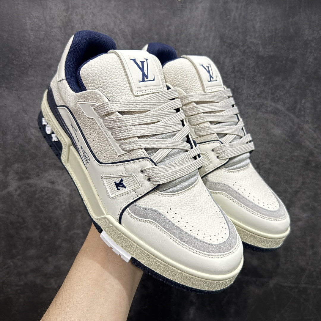 图片[19]-【HS纯原礼盒版福利】 LV Trainer系列高奢运动鞋 新款芯片顶级 潮人必备单品 同步ZP官网空胶工艺 鞋舌、挂饰均镶嵌NFC芯片感应装置 正确胶片断点式设计 中底正确还原原版油印字母比例 1：1原楦格板、楦头、刀磨全新升级！ 独家订制顶级压纹麂皮 原版开模TPU大底 质感原版一致 垫脚聚米微料加透气英伦网布 披靡市场任何版本！细节完美呈现！ 代购指定版本 全新升级最新双盒包装 扫码秒进官网！ 全套包装配件同比原版 尺码： 39-45-选品中心