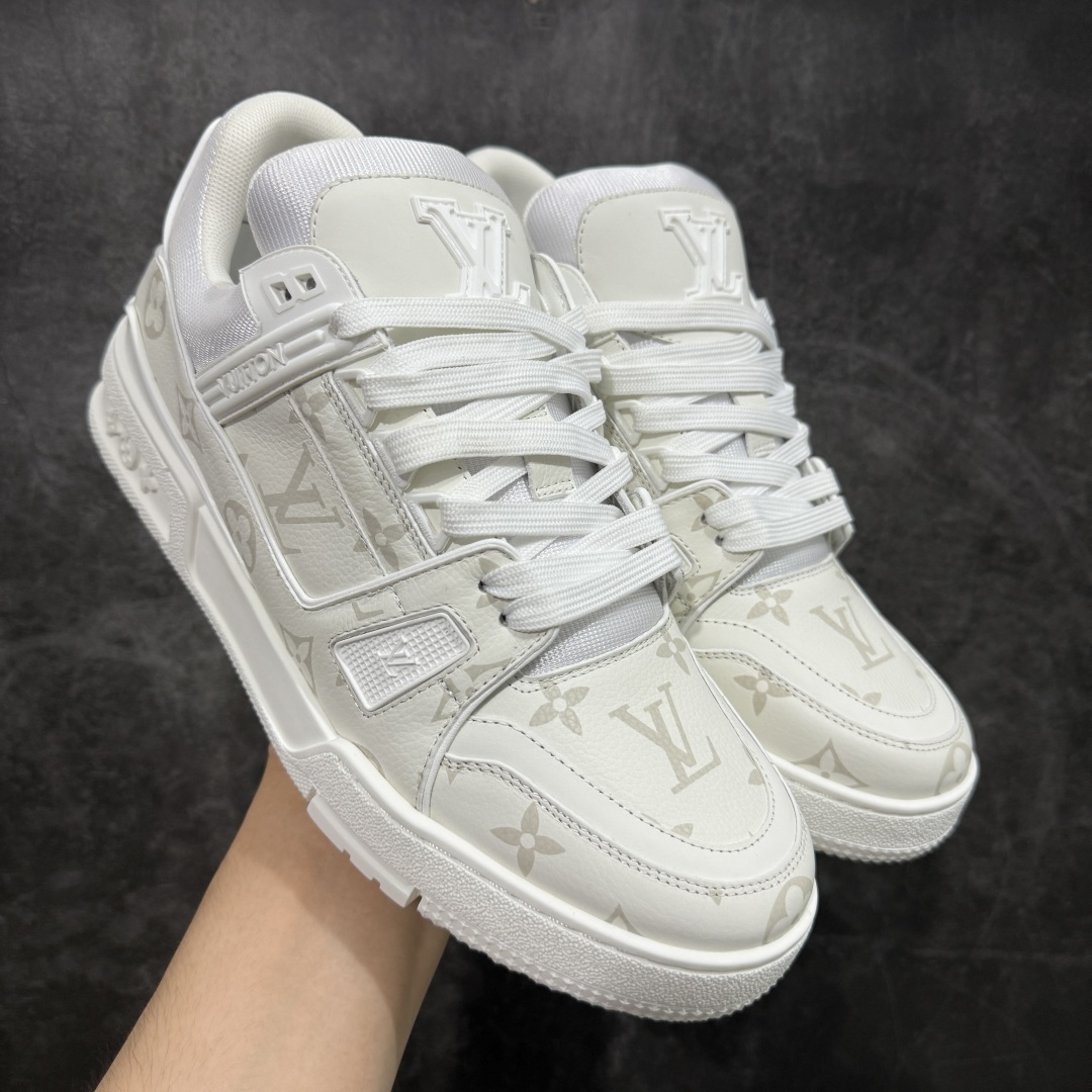 图片[14]-【HS纯原礼盒版福利】 LV Trainer系列高奢运动鞋 新款芯片顶级 潮人必备单品 同步ZP官网空胶工艺 鞋舌、挂饰均镶嵌NFC芯片感应装置 正确胶片断点式设计 中底正确还原原版油印字母比例 1：1原楦格板、楦头、刀磨全新升级！ 独家订制顶级压纹麂皮 原版开模TPU大底 质感原版一致 垫脚聚米微料加透气英伦网布 披靡市场任何版本！细节完美呈现！ 代购指定版本 全新升级最新双盒包装 扫码秒进官网！ 全套包装配件同比原版 尺码： 39-45-选品中心