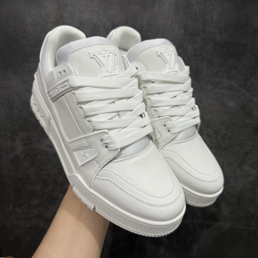 图片[22]-【HS纯原礼盒版福利】 LV Trainer系列高奢运动鞋 新款芯片顶级 潮人必备单品 同步ZP官网空胶工艺 鞋舌、挂饰均镶嵌NFC芯片感应装置 正确胶片断点式设计 中底正确还原原版油印字母比例 1：1原楦格板、楦头、刀磨全新升级！ 独家订制顶级压纹麂皮 原版开模TPU大底 质感原版一致 垫脚聚米微料加透气英伦网布 披靡市场任何版本！细节完美呈现！ 代购指定版本 全新升级最新双盒包装 扫码秒进官网！ 全套包装配件同比原版 尺码： 39-45-选品中心