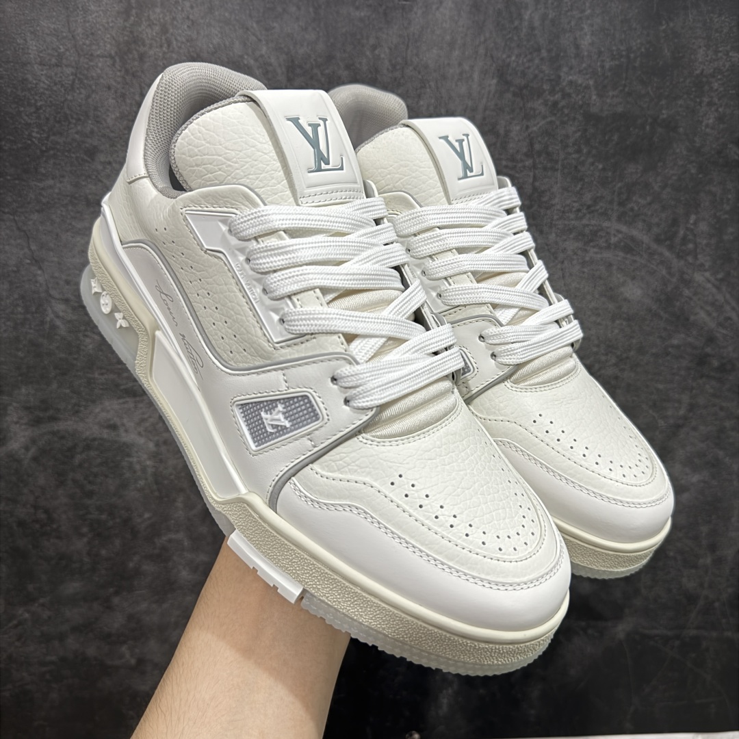 图片[3]-【HS纯原礼盒版福利】 LV Trainer系列高奢运动鞋 新款芯片顶级 潮人必备单品 同步ZP官网空胶工艺 鞋舌、挂饰均镶嵌NFC芯片感应装置 正确胶片断点式设计 中底正确还原原版油印字母比例 1：1原楦格板、楦头、刀磨全新升级！ 独家订制顶级压纹麂皮 原版开模TPU大底 质感原版一致 垫脚聚米微料加透气英伦网布 披靡市场任何版本！细节完美呈现！ 代购指定版本 全新升级最新双盒包装 扫码秒进官网！ 全套包装配件同比原版 尺码： 39-45-选品中心
