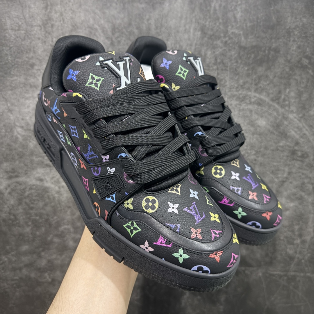 图片[15]-【HS纯原礼盒版福利】 LV Trainer系列高奢运动鞋 新款芯片顶级 潮人必备单品 同步ZP官网空胶工艺 鞋舌、挂饰均镶嵌NFC芯片感应装置 正确胶片断点式设计 中底正确还原原版油印字母比例 1：1原楦格板、楦头、刀磨全新升级！ 独家订制顶级压纹麂皮 原版开模TPU大底 质感原版一致 垫脚聚米微料加透气英伦网布 披靡市场任何版本！细节完美呈现！ 代购指定版本 全新升级最新双盒包装 扫码秒进官网！ 全套包装配件同比原版 尺码： 39-45-选品中心