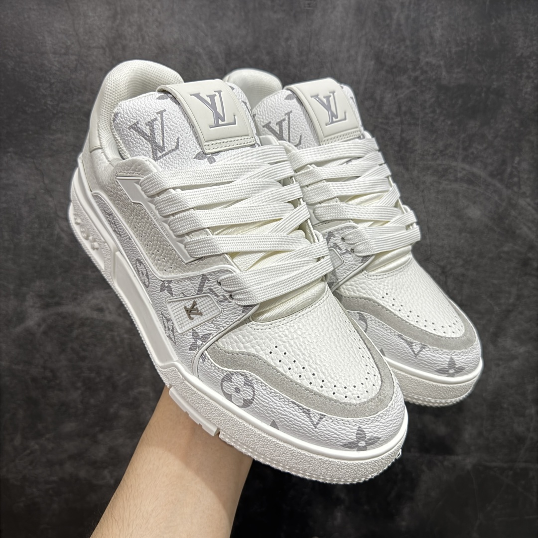 图片[24]-【HS纯原礼盒版福利】 LV Trainer系列高奢运动鞋 新款芯片顶级 潮人必备单品 同步ZP官网空胶工艺 鞋舌、挂饰均镶嵌NFC芯片感应装置 正确胶片断点式设计 中底正确还原原版油印字母比例 1：1原楦格板、楦头、刀磨全新升级！ 独家订制顶级压纹麂皮 原版开模TPU大底 质感原版一致 垫脚聚米微料加透气英伦网布 披靡市场任何版本！细节完美呈现！ 代购指定版本 全新升级最新双盒包装 扫码秒进官网！ 全套包装配件同比原版 尺码： 39-45-选品中心