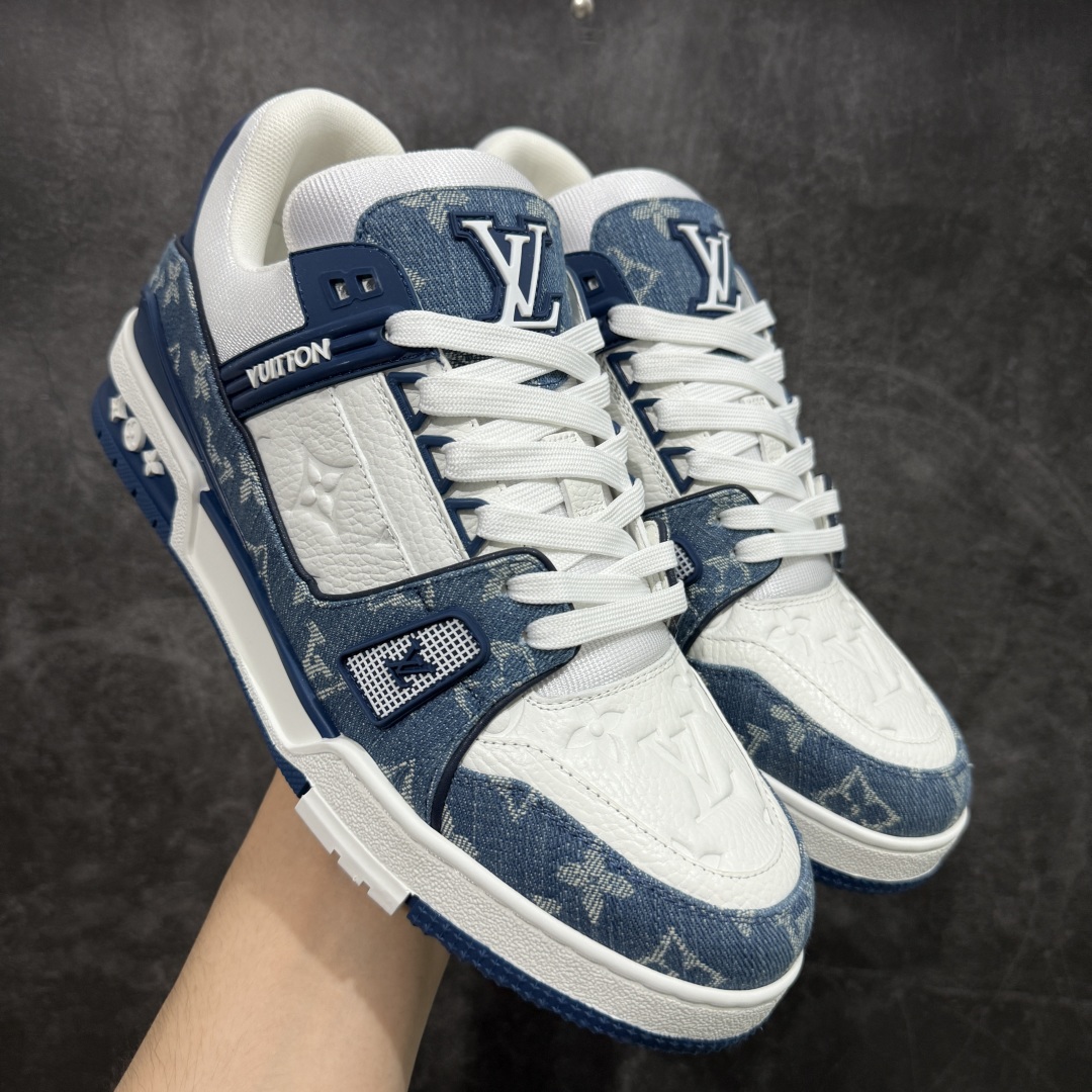 图片[2]-【HS纯原礼盒版福利】 LV Trainer系列高奢运动鞋 新款芯片顶级 潮人必备单品 同步ZP官网空胶工艺 鞋舌、挂饰均镶嵌NFC芯片感应装置 正确胶片断点式设计 中底正确还原原版油印字母比例 1：1原楦格板、楦头、刀磨全新升级！ 独家订制顶级压纹麂皮 原版开模TPU大底 质感原版一致 垫脚聚米微料加透气英伦网布 披靡市场任何版本！细节完美呈现！ 代购指定版本 全新升级最新双盒包装 扫码秒进官网！ 全套包装配件同比原版 尺码： 39-45-选品中心