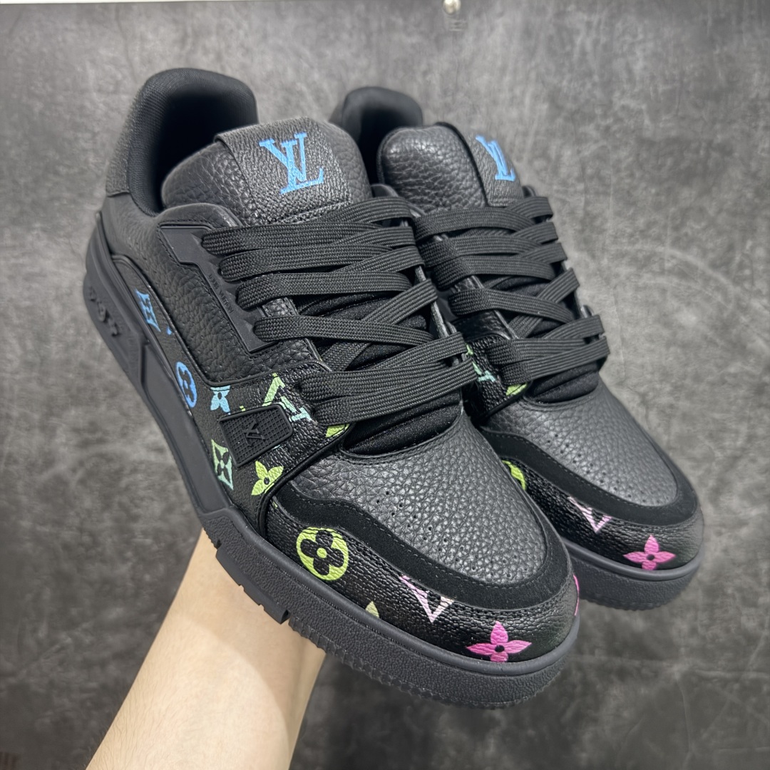 图片[10]-【HS纯原礼盒版福利】 LV Trainer系列高奢运动鞋 新款芯片顶级 潮人必备单品 同步ZP官网空胶工艺 鞋舌、挂饰均镶嵌NFC芯片感应装置 正确胶片断点式设计 中底正确还原原版油印字母比例 1：1原楦格板、楦头、刀磨全新升级！ 独家订制顶级压纹麂皮 原版开模TPU大底 质感原版一致 垫脚聚米微料加透气英伦网布 披靡市场任何版本！细节完美呈现！ 代购指定版本 全新升级最新双盒包装 扫码秒进官网！ 全套包装配件同比原版 尺码： 39-45-选品中心