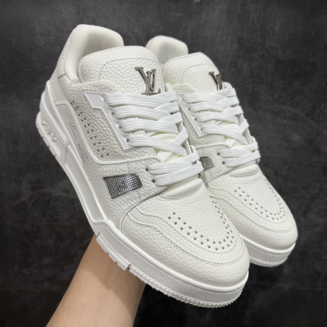 图片[12]-【HS纯原礼盒版福利】 LV Trainer系列高奢运动鞋 新款芯片顶级 潮人必备单品 同步ZP官网空胶工艺 鞋舌、挂饰均镶嵌NFC芯片感应装置 正确胶片断点式设计 中底正确还原原版油印字母比例 1：1原楦格板、楦头、刀磨全新升级！ 独家订制顶级压纹麂皮 原版开模TPU大底 质感原版一致 垫脚聚米微料加透气英伦网布 披靡市场任何版本！细节完美呈现！ 代购指定版本 全新升级最新双盒包装 扫码秒进官网！ 全套包装配件同比原版 尺码： 39-45-选品中心