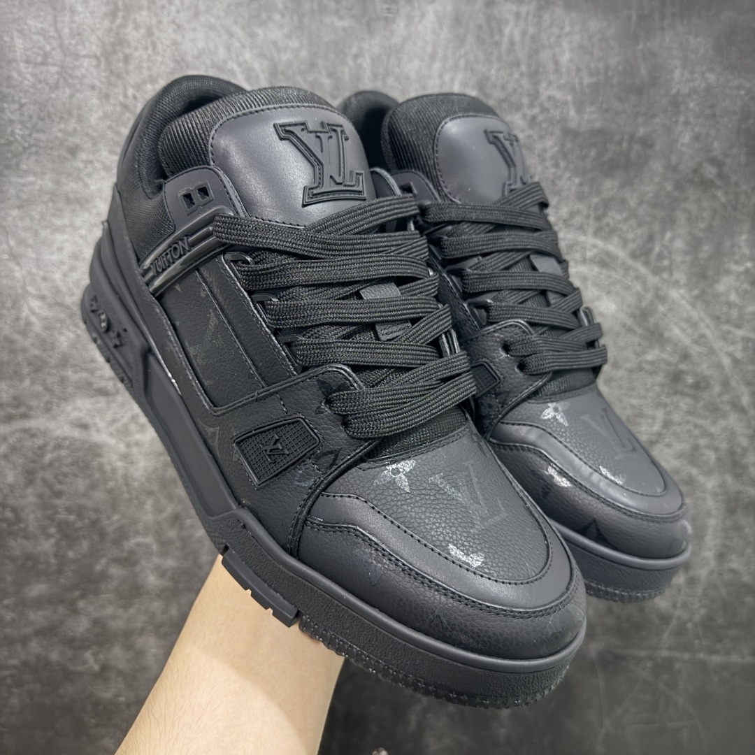 图片[16]-【HS纯原礼盒版福利】 LV Trainer系列高奢运动鞋 新款芯片顶级 潮人必备单品 同步ZP官网空胶工艺 鞋舌、挂饰均镶嵌NFC芯片感应装置 正确胶片断点式设计 中底正确还原原版油印字母比例 1：1原楦格板、楦头、刀磨全新升级！ 独家订制顶级压纹麂皮 原版开模TPU大底 质感原版一致 垫脚聚米微料加透气英伦网布 披靡市场任何版本！细节完美呈现！ 代购指定版本 全新升级最新双盒包装 扫码秒进官网！ 全套包装配件同比原版 尺码： 39-45-选品中心