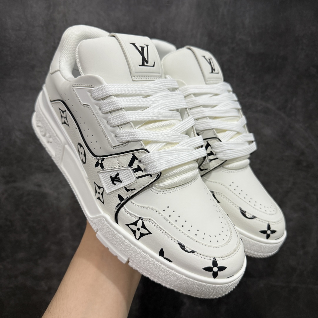 图片[13]-【HS纯原礼盒版福利】 LV Trainer系列高奢运动鞋 新款芯片顶级 潮人必备单品 同步ZP官网空胶工艺 鞋舌、挂饰均镶嵌NFC芯片感应装置 正确胶片断点式设计 中底正确还原原版油印字母比例 1：1原楦格板、楦头、刀磨全新升级！ 独家订制顶级压纹麂皮 原版开模TPU大底 质感原版一致 垫脚聚米微料加透气英伦网布 披靡市场任何版本！细节完美呈现！ 代购指定版本 全新升级最新双盒包装 扫码秒进官网！ 全套包装配件同比原版 尺码： 39-45-选品中心