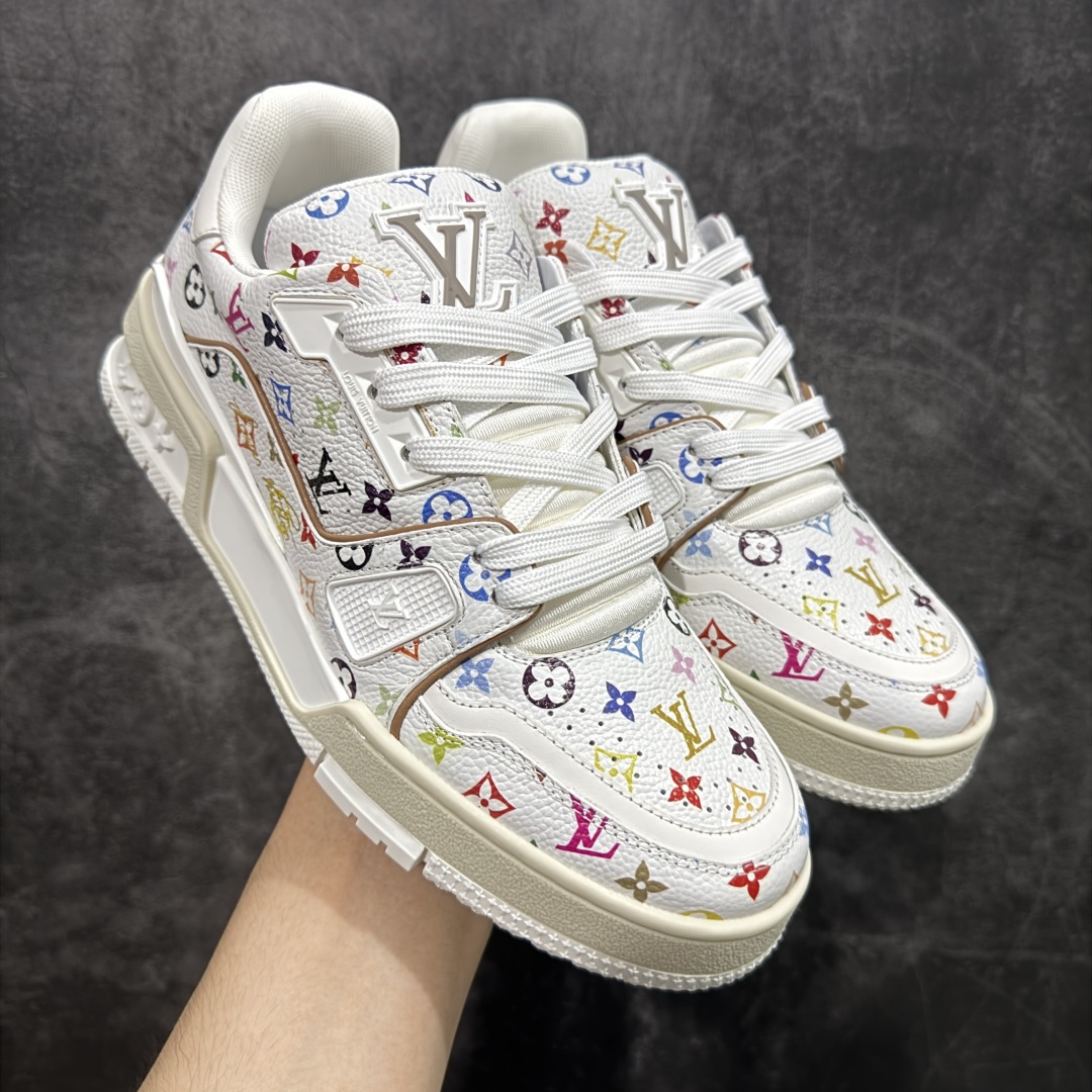 图片[9]-【HS纯原礼盒版福利】 LV Trainer系列高奢运动鞋 新款芯片顶级 潮人必备单品 同步ZP官网空胶工艺 鞋舌、挂饰均镶嵌NFC芯片感应装置 正确胶片断点式设计 中底正确还原原版油印字母比例 1：1原楦格板、楦头、刀磨全新升级！ 独家订制顶级压纹麂皮 原版开模TPU大底 质感原版一致 垫脚聚米微料加透气英伦网布 披靡市场任何版本！细节完美呈现！ 代购指定版本 全新升级最新双盒包装 扫码秒进官网！ 全套包装配件同比原版 尺码： 39-45-选品中心