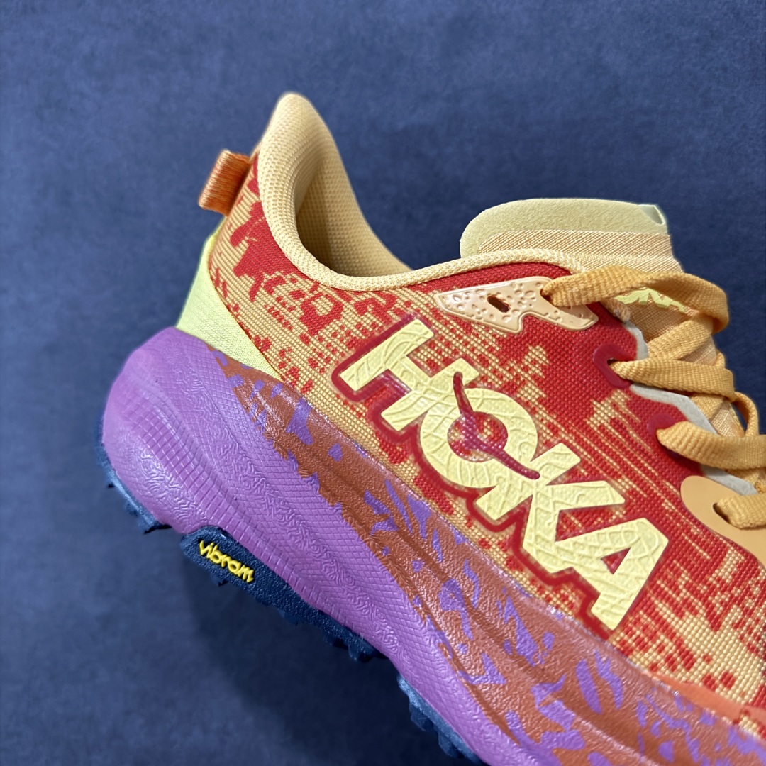 图片[6]-【公司级】HOKA ONE ONE SpeedGoat 6(飞速羚羊6)飞速羚羊系列的第六代越野跑鞋男女士运动鞋 鞋款采用动态鞋面与内部支撑系统，并搭载HOKA久经考验的缓震性能和拥有超强抓地力的大底，为跑者提供轻盈舒适的脚感，帮助他们轻松飞越磨合期。无论是应对日常训练还是奔赴越野比赛，这双SPEEDGOAT 6都能成为越野爱好者们的理想之选。与此同时，SG6延续了该系列轻量化设计的核心理念，搭载CMEVA缓震中底，使之成为迄今为止重量更轻、响应更迅速的飞速羚羊鞋款。鞋款所搭载的VIBRAM® MEGAGRIP大底采用鲨齿技术，为跑者提供强大的抓地力，无论在潮湿还是干燥的路面上，都能自如应对。受到羊蹄柔韧特性的启发，SG6采用了5毫米的足底凸耳设计，在有效防滑和贴合路面的同时，使足部转向更加灵敏。这些由VIBRAM®科技带来的性能提升，赋予SPEEDGOAT 6十足的底气，只为帮助跑者从容驾驭各种越野路况。 尺码：36-46含半码-选品中心