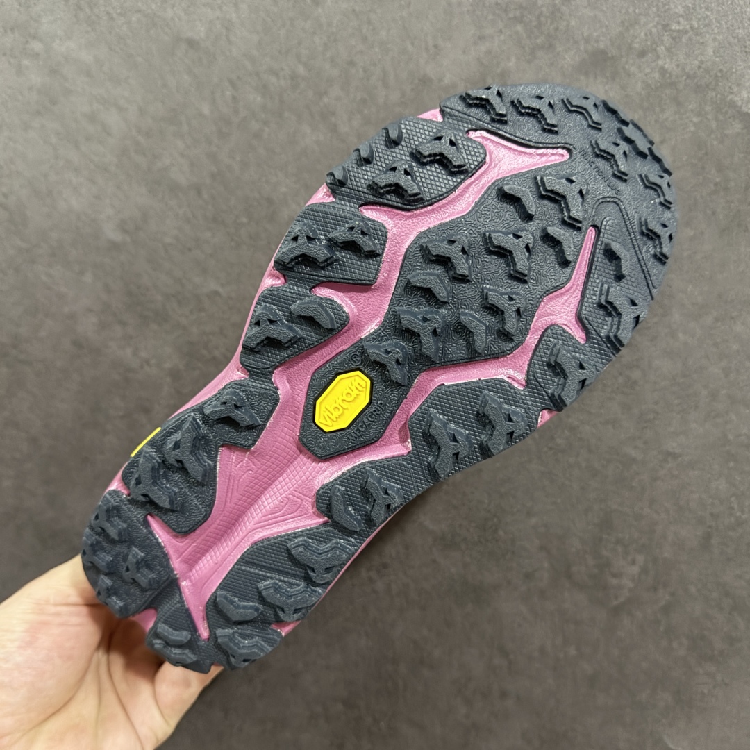 图片[9]-【公司级】HOKA ONE ONE SpeedGoat 6(飞速羚羊6)飞速羚羊系列的第六代越野跑鞋男女士运动鞋 鞋款采用动态鞋面与内部支撑系统，并搭载HOKA久经考验的缓震性能和拥有超强抓地力的大底，为跑者提供轻盈舒适的脚感，帮助他们轻松飞越磨合期。无论是应对日常训练还是奔赴越野比赛，这双SPEEDGOAT 6都能成为越野爱好者们的理想之选。与此同时，SG6延续了该系列轻量化设计的核心理念，搭载CMEVA缓震中底，使之成为迄今为止重量更轻、响应更迅速的飞速羚羊鞋款。鞋款所搭载的VIBRAM® MEGAGRIP大底采用鲨齿技术，为跑者提供强大的抓地力，无论在潮湿还是干燥的路面上，都能自如应对。受到羊蹄柔韧特性的启发，SG6采用了5毫米的足底凸耳设计，在有效防滑和贴合路面的同时，使足部转向更加灵敏。这些由VIBRAM®科技带来的性能提升，赋予SPEEDGOAT 6十足的底气，只为帮助跑者从容驾驭各种越野路况。 尺码：36-46含半码-选品中心