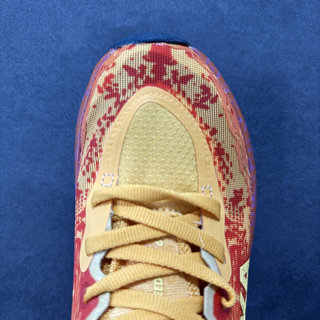 图片[8]-【公司级】HOKA ONE ONE SpeedGoat 6(飞速羚羊6)飞速羚羊系列的第六代越野跑鞋男女士运动鞋 鞋款采用动态鞋面与内部支撑系统，并搭载HOKA久经考验的缓震性能和拥有超强抓地力的大底，为跑者提供轻盈舒适的脚感，帮助他们轻松飞越磨合期。无论是应对日常训练还是奔赴越野比赛，这双SPEEDGOAT 6都能成为越野爱好者们的理想之选。与此同时，SG6延续了该系列轻量化设计的核心理念，搭载CMEVA缓震中底，使之成为迄今为止重量更轻、响应更迅速的飞速羚羊鞋款。鞋款所搭载的VIBRAM® MEGAGRIP大底采用鲨齿技术，为跑者提供强大的抓地力，无论在潮湿还是干燥的路面上，都能自如应对。受到羊蹄柔韧特性的启发，SG6采用了5毫米的足底凸耳设计，在有效防滑和贴合路面的同时，使足部转向更加灵敏。这些由VIBRAM®科技带来的性能提升，赋予SPEEDGOAT 6十足的底气，只为帮助跑者从容驾驭各种越野路况。 尺码：36-46含半码-选品中心