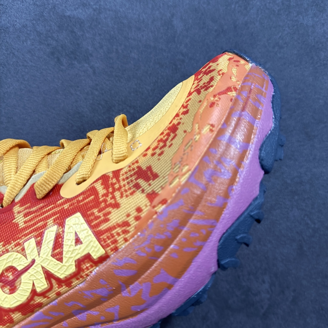 图片[5]-【公司级】HOKA ONE ONE SpeedGoat 6(飞速羚羊6)飞速羚羊系列的第六代越野跑鞋男女士运动鞋 鞋款采用动态鞋面与内部支撑系统，并搭载HOKA久经考验的缓震性能和拥有超强抓地力的大底，为跑者提供轻盈舒适的脚感，帮助他们轻松飞越磨合期。无论是应对日常训练还是奔赴越野比赛，这双SPEEDGOAT 6都能成为越野爱好者们的理想之选。与此同时，SG6延续了该系列轻量化设计的核心理念，搭载CMEVA缓震中底，使之成为迄今为止重量更轻、响应更迅速的飞速羚羊鞋款。鞋款所搭载的VIBRAM® MEGAGRIP大底采用鲨齿技术，为跑者提供强大的抓地力，无论在潮湿还是干燥的路面上，都能自如应对。受到羊蹄柔韧特性的启发，SG6采用了5毫米的足底凸耳设计，在有效防滑和贴合路面的同时，使足部转向更加灵敏。这些由VIBRAM®科技带来的性能提升，赋予SPEEDGOAT 6十足的底气，只为帮助跑者从容驾驭各种越野路况。 尺码：36-46含半码-选品中心