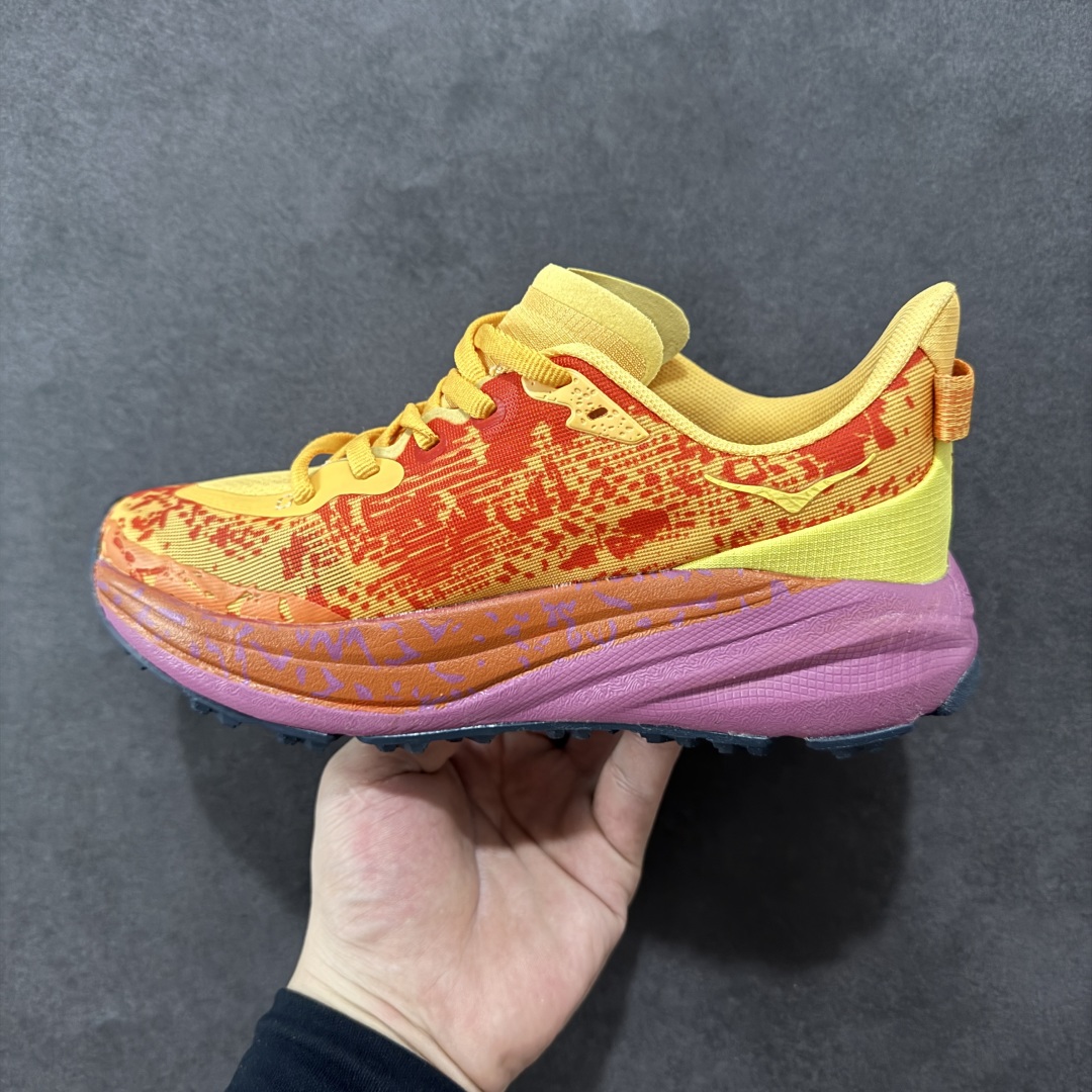 图片[2]-【公司级】HOKA ONE ONE SpeedGoat 6(飞速羚羊6)飞速羚羊系列的第六代越野跑鞋男女士运动鞋 鞋款采用动态鞋面与内部支撑系统，并搭载HOKA久经考验的缓震性能和拥有超强抓地力的大底，为跑者提供轻盈舒适的脚感，帮助他们轻松飞越磨合期。无论是应对日常训练还是奔赴越野比赛，这双SPEEDGOAT 6都能成为越野爱好者们的理想之选。与此同时，SG6延续了该系列轻量化设计的核心理念，搭载CMEVA缓震中底，使之成为迄今为止重量更轻、响应更迅速的飞速羚羊鞋款。鞋款所搭载的VIBRAM® MEGAGRIP大底采用鲨齿技术，为跑者提供强大的抓地力，无论在潮湿还是干燥的路面上，都能自如应对。受到羊蹄柔韧特性的启发，SG6采用了5毫米的足底凸耳设计，在有效防滑和贴合路面的同时，使足部转向更加灵敏。这些由VIBRAM®科技带来的性能提升，赋予SPEEDGOAT 6十足的底气，只为帮助跑者从容驾驭各种越野路况。 尺码：36-46含半码-选品中心
