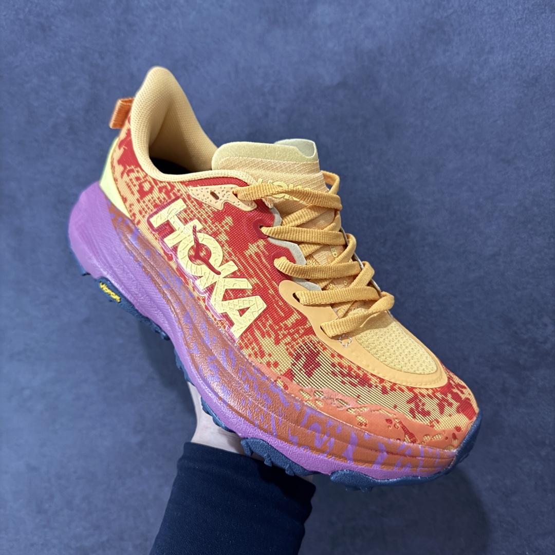 图片[3]-【公司级】HOKA ONE ONE SpeedGoat 6(飞速羚羊6)飞速羚羊系列的第六代越野跑鞋男女士运动鞋 鞋款采用动态鞋面与内部支撑系统，并搭载HOKA久经考验的缓震性能和拥有超强抓地力的大底，为跑者提供轻盈舒适的脚感，帮助他们轻松飞越磨合期。无论是应对日常训练还是奔赴越野比赛，这双SPEEDGOAT 6都能成为越野爱好者们的理想之选。与此同时，SG6延续了该系列轻量化设计的核心理念，搭载CMEVA缓震中底，使之成为迄今为止重量更轻、响应更迅速的飞速羚羊鞋款。鞋款所搭载的VIBRAM® MEGAGRIP大底采用鲨齿技术，为跑者提供强大的抓地力，无论在潮湿还是干燥的路面上，都能自如应对。受到羊蹄柔韧特性的启发，SG6采用了5毫米的足底凸耳设计，在有效防滑和贴合路面的同时，使足部转向更加灵敏。这些由VIBRAM®科技带来的性能提升，赋予SPEEDGOAT 6十足的底气，只为帮助跑者从容驾驭各种越野路况。 尺码：36-46含半码-选品中心