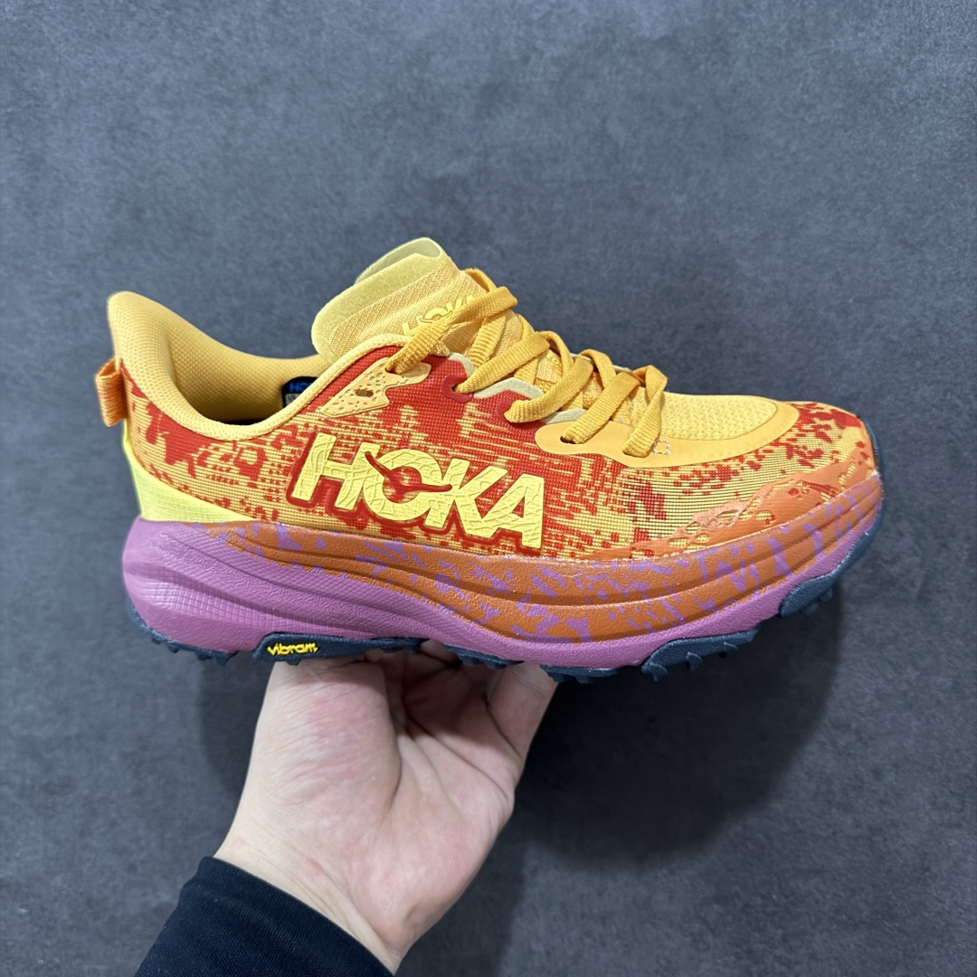 【公司级】HOKA ONE ONE SpeedGoat 6(飞速羚羊6)飞速羚羊系列的第六代越野跑鞋男女士运动鞋 鞋款采用动态鞋面与内部支撑系统,并搭载HOKA久经考验的缓震性能和拥有超强抓地力的大底,为跑者提供轻盈舒适的脚感,帮助他们轻松飞越磨合期。无论是应对日常训练还是奔赴越野比赛,这双SPEEDGOAT 6都能成为越野爱好者们的理想之选。与此同时,SG6延续了该系列轻量化设计的核心理念,搭载CMEVA缓震中底,使之成为迄今为止重量更轻、响应更迅速的飞速羚羊鞋款。鞋款所搭载的VIBRAM® MEGAGRIP大底采用鲨齿技术,为跑者提供强大的抓地力,无论在潮湿还是干燥的路面上,都能自如应对。受到羊蹄柔韧特性的启发,SG6采用了5毫米的足底凸耳设计,在有效防滑和贴合路面的同时,使足部转向更加灵敏。这些由VIBRAM®科技带来的性能提升,赋予SPEEDGOAT 6十足的底气,只为帮助跑者从容驾驭各种越野路况。 尺码:36-46含半码-选品中心