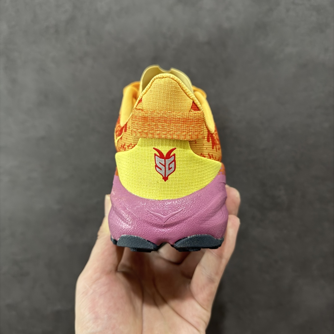 图片[4]-【公司级】HOKA ONE ONE SpeedGoat 6(飞速羚羊6)飞速羚羊系列的第六代越野跑鞋男女士运动鞋 鞋款采用动态鞋面与内部支撑系统，并搭载HOKA久经考验的缓震性能和拥有超强抓地力的大底，为跑者提供轻盈舒适的脚感，帮助他们轻松飞越磨合期。无论是应对日常训练还是奔赴越野比赛，这双SPEEDGOAT 6都能成为越野爱好者们的理想之选。与此同时，SG6延续了该系列轻量化设计的核心理念，搭载CMEVA缓震中底，使之成为迄今为止重量更轻、响应更迅速的飞速羚羊鞋款。鞋款所搭载的VIBRAM® MEGAGRIP大底采用鲨齿技术，为跑者提供强大的抓地力，无论在潮湿还是干燥的路面上，都能自如应对。受到羊蹄柔韧特性的启发，SG6采用了5毫米的足底凸耳设计，在有效防滑和贴合路面的同时，使足部转向更加灵敏。这些由VIBRAM®科技带来的性能提升，赋予SPEEDGOAT 6十足的底气，只为帮助跑者从容驾驭各种越野路况。 尺码：36-46含半码-选品中心