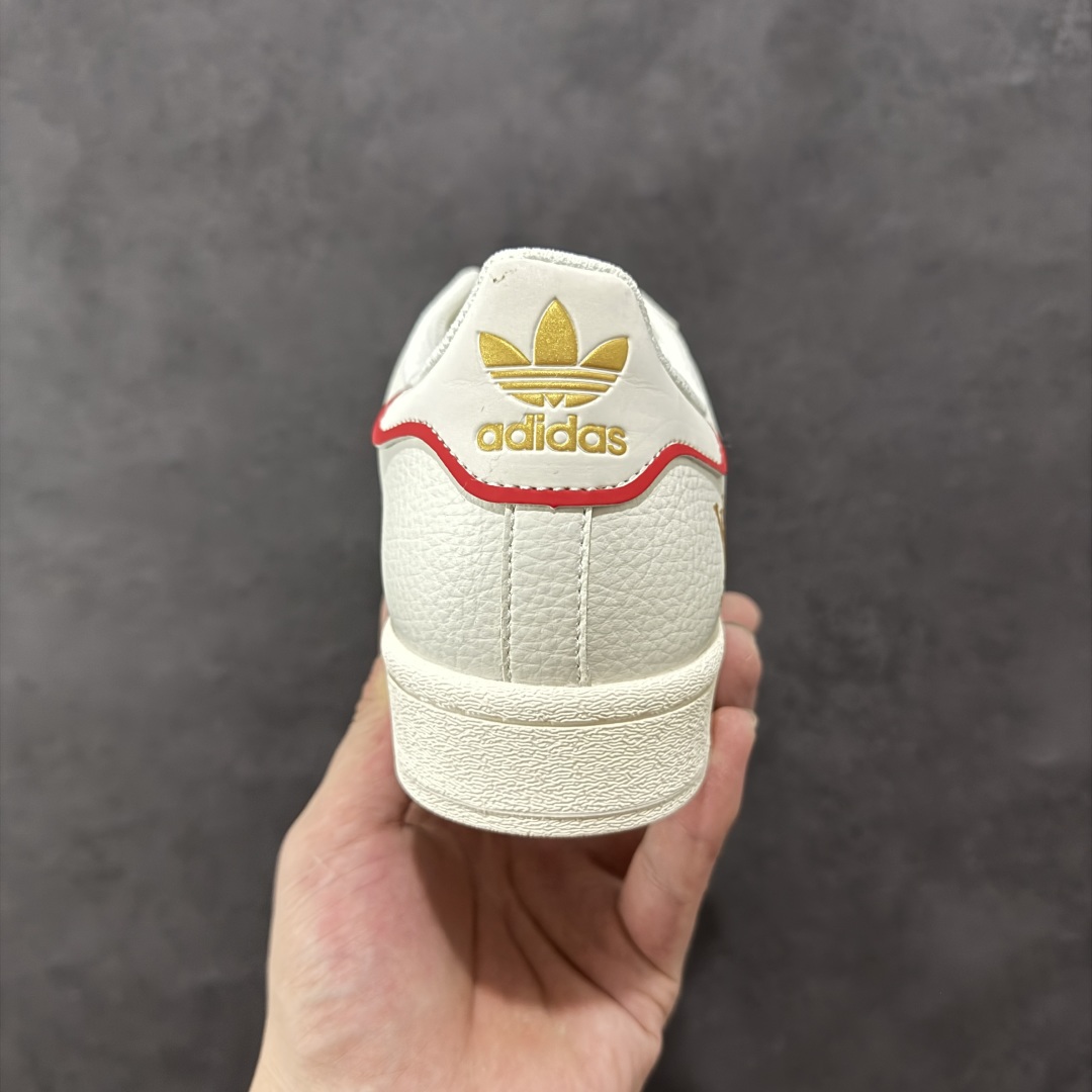 图片[4]-【定制版】4Louis Vuitton x Adidas Original Superstar 路易威登LV x 阿迪达斯 低帮 联名米白红 贝壳头防滑耐磨轻便板鞋 鞋身整体采用米白色皮革打造，搭配经典米白贝壳头，鞋身两侧经典锯齿三条杠Logo采用白色3M反光点缀，侧身Superstar字样辅以金色妆点，鞋舌上以红色LV及Adidas字样呈现，瞬间提升鞋子的时尚程度，后跟装饰片辅以白色制作并带有金色Adidas字样及三叶草LLogo，后跟印有LV字样，彰显联名身份，最后以米白色中底搭配同色橡胶外底完善整体设计收尾。 货号：JY8907 尺码：36-45半-选品中心