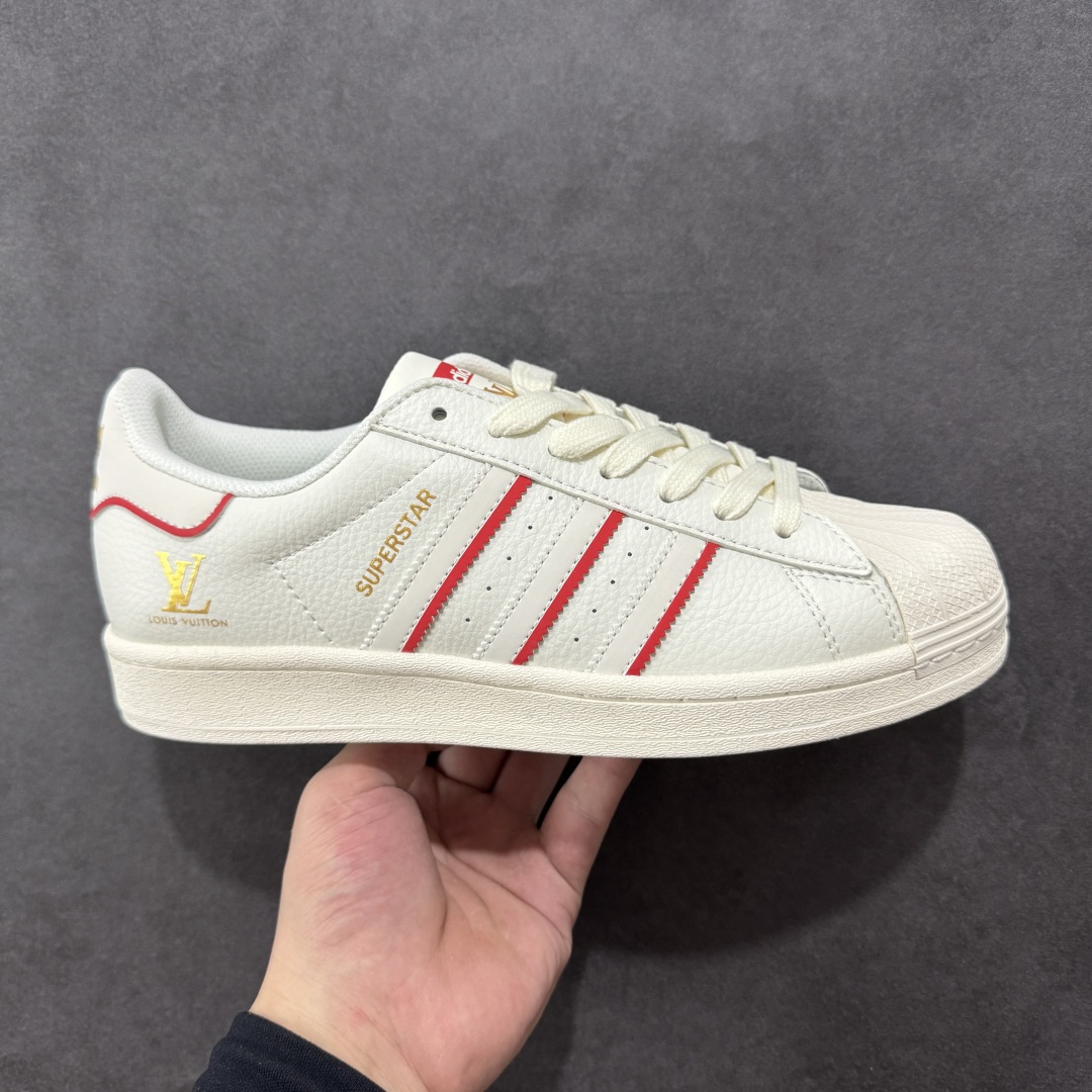 【定制版】4Louis Vuitton x Adidas Original Superstar 路易威登LV x 阿迪达斯 低帮 联名米白红 贝壳头防滑耐磨轻便板鞋 鞋身整体采用米白色皮革打造,搭配经典米白贝壳头,鞋身两侧经典锯齿三条杠Logo采用白色3M反光点缀,侧身Superstar字样辅以金色妆点,鞋舌上以红色LV及Adidas字样呈现,瞬间提升鞋子的时尚程度,后跟装饰片辅以白色制作并带有金色Adidas字样及三叶草LLogo,后跟印有LV字样,彰显联名身份,最后以米白色中底搭配同色橡胶外底完善整体设计收尾。 货号:JY8907 尺码:36-45半-选品中心