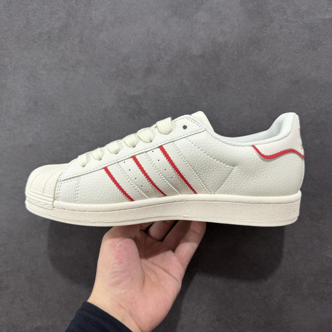图片[2]-【定制版】4Louis Vuitton x Adidas Original Superstar 路易威登LV x 阿迪达斯 低帮 联名米白红 贝壳头防滑耐磨轻便板鞋 鞋身整体采用米白色皮革打造，搭配经典米白贝壳头，鞋身两侧经典锯齿三条杠Logo采用白色3M反光点缀，侧身Superstar字样辅以金色妆点，鞋舌上以红色LV及Adidas字样呈现，瞬间提升鞋子的时尚程度，后跟装饰片辅以白色制作并带有金色Adidas字样及三叶草LLogo，后跟印有LV字样，彰显联名身份，最后以米白色中底搭配同色橡胶外底完善整体设计收尾。 货号：JY8907 尺码：36-45半-选品中心