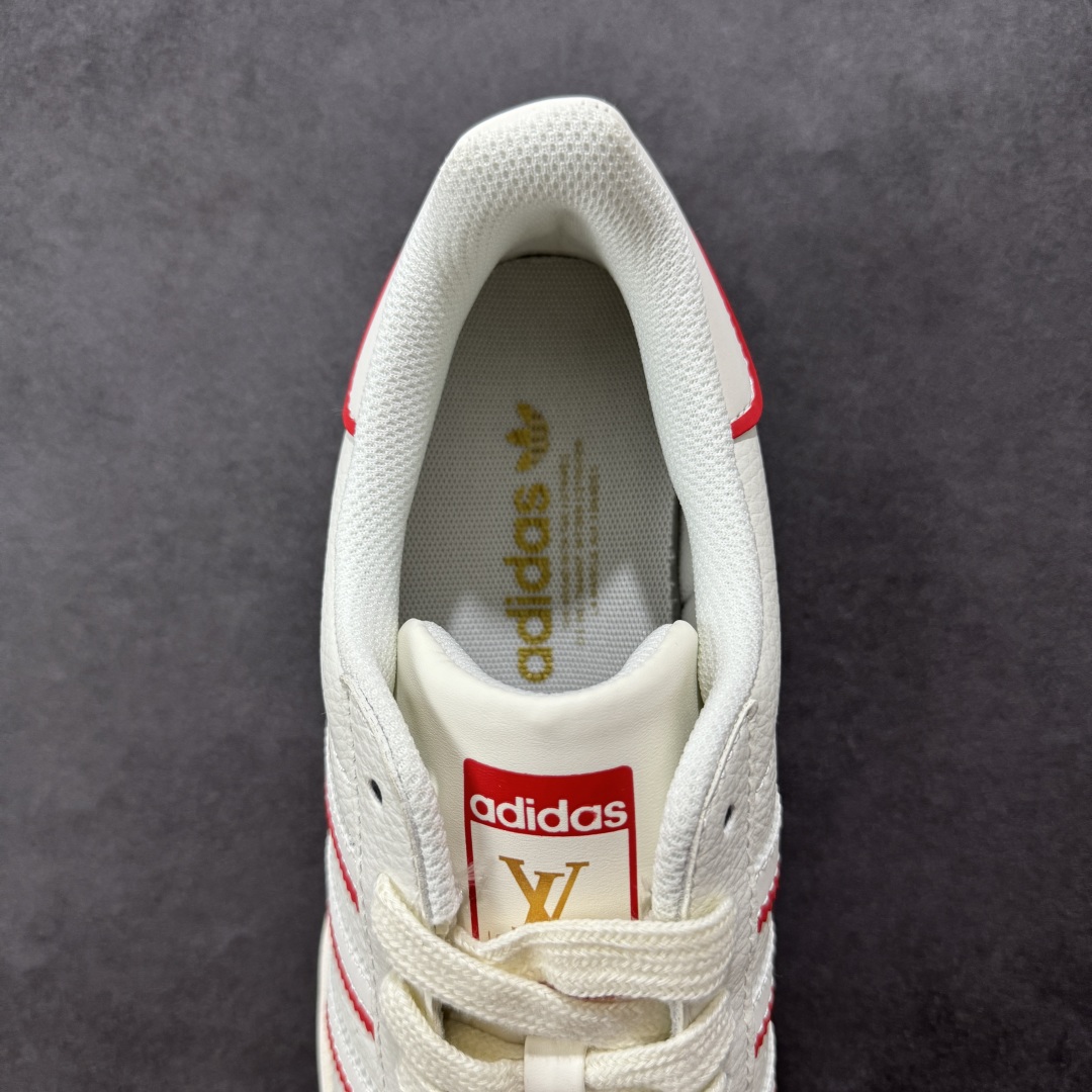 图片[7]-【定制版】4Louis Vuitton x Adidas Original Superstar 路易威登LV x 阿迪达斯 低帮 联名米白红 贝壳头防滑耐磨轻便板鞋 鞋身整体采用米白色皮革打造，搭配经典米白贝壳头，鞋身两侧经典锯齿三条杠Logo采用白色3M反光点缀，侧身Superstar字样辅以金色妆点，鞋舌上以红色LV及Adidas字样呈现，瞬间提升鞋子的时尚程度，后跟装饰片辅以白色制作并带有金色Adidas字样及三叶草LLogo，后跟印有LV字样，彰显联名身份，最后以米白色中底搭配同色橡胶外底完善整体设计收尾。 货号：JY8907 尺码：36-45半-选品中心