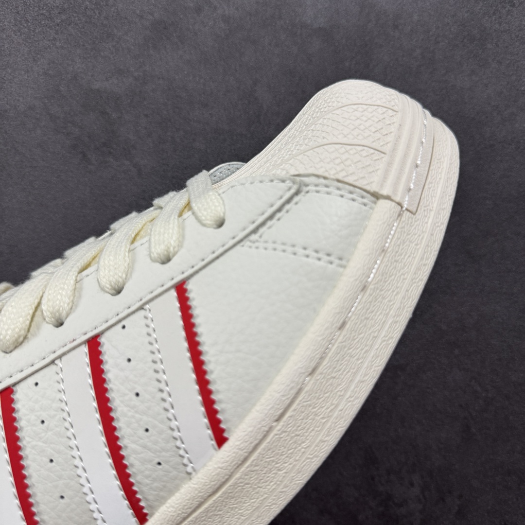 图片[5]-【定制版】4Louis Vuitton x Adidas Original Superstar 路易威登LV x 阿迪达斯 低帮 联名米白红 贝壳头防滑耐磨轻便板鞋 鞋身整体采用米白色皮革打造，搭配经典米白贝壳头，鞋身两侧经典锯齿三条杠Logo采用白色3M反光点缀，侧身Superstar字样辅以金色妆点，鞋舌上以红色LV及Adidas字样呈现，瞬间提升鞋子的时尚程度，后跟装饰片辅以白色制作并带有金色Adidas字样及三叶草LLogo，后跟印有LV字样，彰显联名身份，最后以米白色中底搭配同色橡胶外底完善整体设计收尾。 货号：JY8907 尺码：36-45半-选品中心