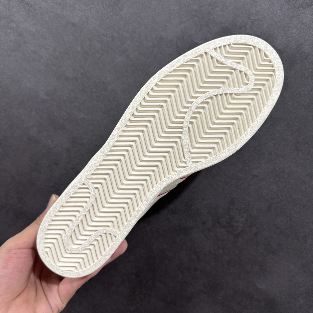 图片[9]-【定制版】4Louis Vuitton x Adidas Original Superstar 路易威登LV x 阿迪达斯 低帮 联名米白红 贝壳头防滑耐磨轻便板鞋 鞋身整体采用米白色皮革打造，搭配经典米白贝壳头，鞋身两侧经典锯齿三条杠Logo采用白色3M反光点缀，侧身Superstar字样辅以金色妆点，鞋舌上以红色LV及Adidas字样呈现，瞬间提升鞋子的时尚程度，后跟装饰片辅以白色制作并带有金色Adidas字样及三叶草LLogo，后跟印有LV字样，彰显联名身份，最后以米白色中底搭配同色橡胶外底完善整体设计收尾。 货号：JY8907 尺码：36-45半-选品中心