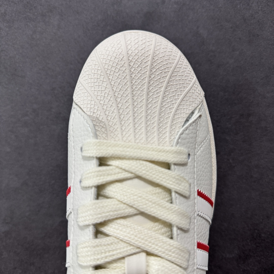 图片[8]-【定制版】4Louis Vuitton x Adidas Original Superstar 路易威登LV x 阿迪达斯 低帮 联名米白红 贝壳头防滑耐磨轻便板鞋 鞋身整体采用米白色皮革打造，搭配经典米白贝壳头，鞋身两侧经典锯齿三条杠Logo采用白色3M反光点缀，侧身Superstar字样辅以金色妆点，鞋舌上以红色LV及Adidas字样呈现，瞬间提升鞋子的时尚程度，后跟装饰片辅以白色制作并带有金色Adidas字样及三叶草LLogo，后跟印有LV字样，彰显联名身份，最后以米白色中底搭配同色橡胶外底完善整体设计收尾。 货号：JY8907 尺码：36-45半-选品中心