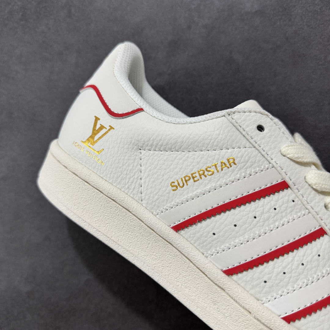 图片[6]-【定制版】4Louis Vuitton x Adidas Original Superstar 路易威登LV x 阿迪达斯 低帮 联名米白红 贝壳头防滑耐磨轻便板鞋 鞋身整体采用米白色皮革打造，搭配经典米白贝壳头，鞋身两侧经典锯齿三条杠Logo采用白色3M反光点缀，侧身Superstar字样辅以金色妆点，鞋舌上以红色LV及Adidas字样呈现，瞬间提升鞋子的时尚程度，后跟装饰片辅以白色制作并带有金色Adidas字样及三叶草LLogo，后跟印有LV字样，彰显联名身份，最后以米白色中底搭配同色橡胶外底完善整体设计收尾。 货号：JY8907 尺码：36-45半-选品中心