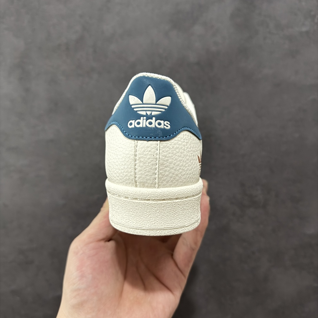 图片[4]-【定制版】Gucci x Adidas Original Superstar 古驰古奇 x 阿迪达斯 低帮 联名白棕蓝 贝壳头防滑耐磨轻便板鞋 鞋身整体采用米白色皮革打造，搭配经典米白贝壳头，鞋身两侧经典锯齿三条杠Logo采用棕色3M反光材质点缀，侧身点缀蓝色Superstar字样，鞋舌上以棕色Adidas字样及三叶草Logo呈现，瞬间提升鞋子的时尚程度，后跟装饰片辅以蓝色3M反光材质制作并带有白色Adidas字样及三叶草LLogo，后跟印有Gucci字样，彰显联名身份，最后以米白色中底搭配同色橡胶外底完善整体设计收尾。 货号：SD6817 尺码：36-45半-选品中心