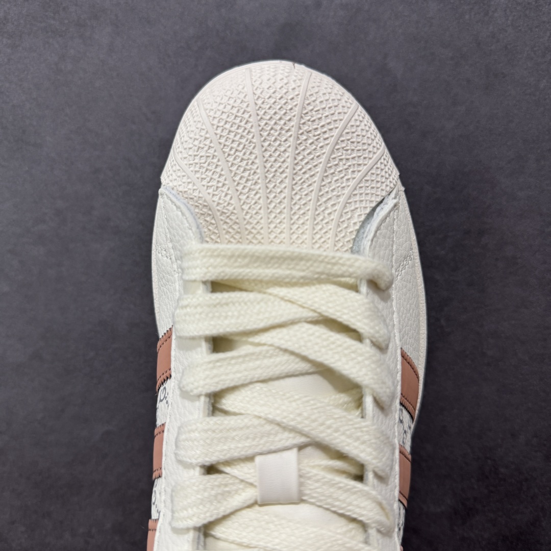 图片[8]-【定制版】Gucci x Adidas Original Superstar 古驰古奇 x 阿迪达斯 低帮 联名白棕蓝 贝壳头防滑耐磨轻便板鞋 鞋身整体采用米白色皮革打造，搭配经典米白贝壳头，鞋身两侧经典锯齿三条杠Logo采用棕色3M反光材质点缀，侧身点缀蓝色Superstar字样，鞋舌上以棕色Adidas字样及三叶草Logo呈现，瞬间提升鞋子的时尚程度，后跟装饰片辅以蓝色3M反光材质制作并带有白色Adidas字样及三叶草LLogo，后跟印有Gucci字样，彰显联名身份，最后以米白色中底搭配同色橡胶外底完善整体设计收尾。 货号：SD6817 尺码：36-45半-选品中心