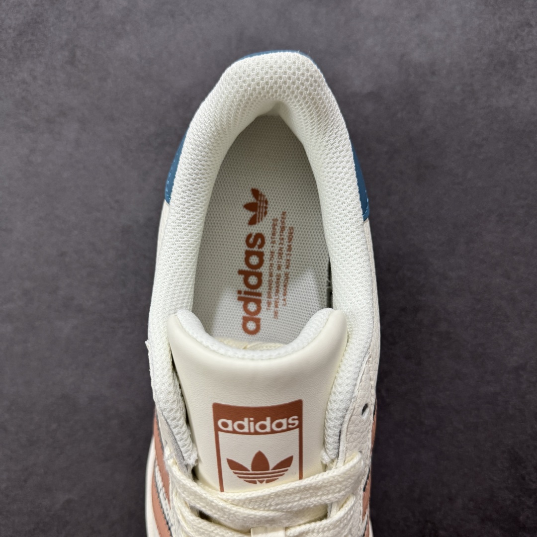 图片[7]-【定制版】Gucci x Adidas Original Superstar 古驰古奇 x 阿迪达斯 低帮 联名白棕蓝 贝壳头防滑耐磨轻便板鞋 鞋身整体采用米白色皮革打造，搭配经典米白贝壳头，鞋身两侧经典锯齿三条杠Logo采用棕色3M反光材质点缀，侧身点缀蓝色Superstar字样，鞋舌上以棕色Adidas字样及三叶草Logo呈现，瞬间提升鞋子的时尚程度，后跟装饰片辅以蓝色3M反光材质制作并带有白色Adidas字样及三叶草LLogo，后跟印有Gucci字样，彰显联名身份，最后以米白色中底搭配同色橡胶外底完善整体设计收尾。 货号：SD6817 尺码：36-45半-选品中心