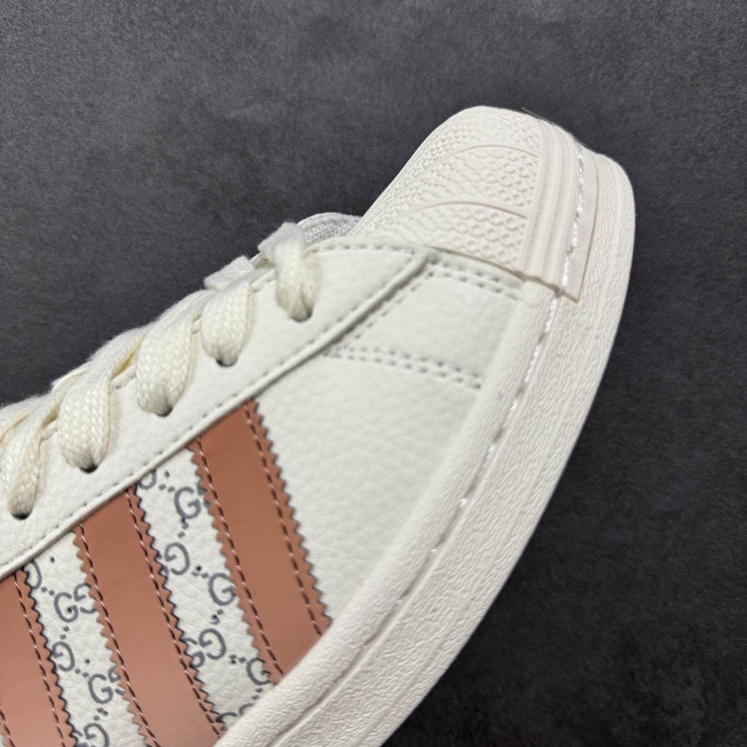 图片[5]-【定制版】Gucci x Adidas Original Superstar 古驰古奇 x 阿迪达斯 低帮 联名白棕蓝 贝壳头防滑耐磨轻便板鞋 鞋身整体采用米白色皮革打造，搭配经典米白贝壳头，鞋身两侧经典锯齿三条杠Logo采用棕色3M反光材质点缀，侧身点缀蓝色Superstar字样，鞋舌上以棕色Adidas字样及三叶草Logo呈现，瞬间提升鞋子的时尚程度，后跟装饰片辅以蓝色3M反光材质制作并带有白色Adidas字样及三叶草LLogo，后跟印有Gucci字样，彰显联名身份，最后以米白色中底搭配同色橡胶外底完善整体设计收尾。 货号：SD6817 尺码：36-45半-选品中心