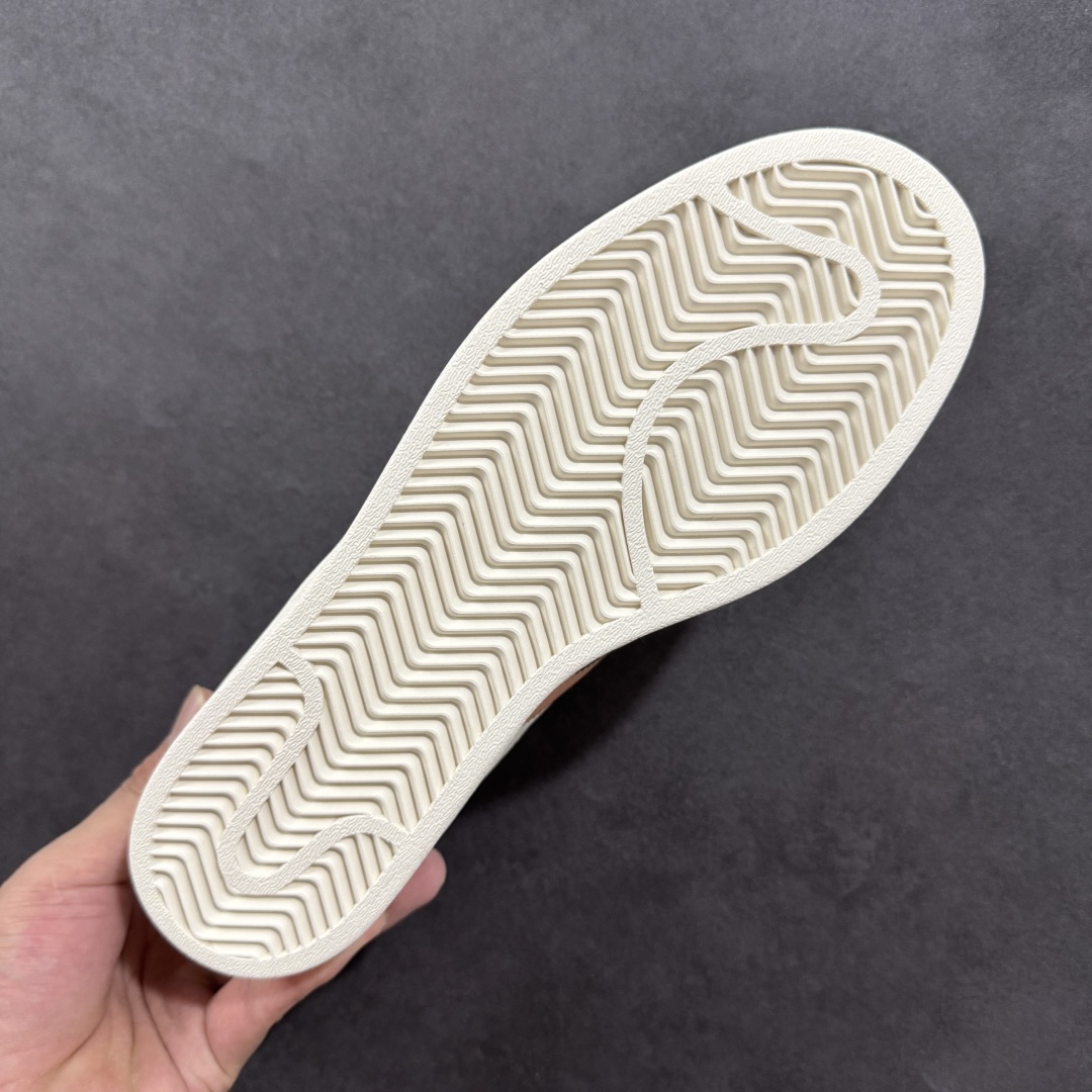 图片[9]-【定制版】Gucci x Adidas Original Superstar 古驰古奇 x 阿迪达斯 低帮 联名白棕蓝 贝壳头防滑耐磨轻便板鞋 鞋身整体采用米白色皮革打造，搭配经典米白贝壳头，鞋身两侧经典锯齿三条杠Logo采用棕色3M反光材质点缀，侧身点缀蓝色Superstar字样，鞋舌上以棕色Adidas字样及三叶草Logo呈现，瞬间提升鞋子的时尚程度，后跟装饰片辅以蓝色3M反光材质制作并带有白色Adidas字样及三叶草LLogo，后跟印有Gucci字样，彰显联名身份，最后以米白色中底搭配同色橡胶外底完善整体设计收尾。 货号：SD6817 尺码：36-45半-选品中心