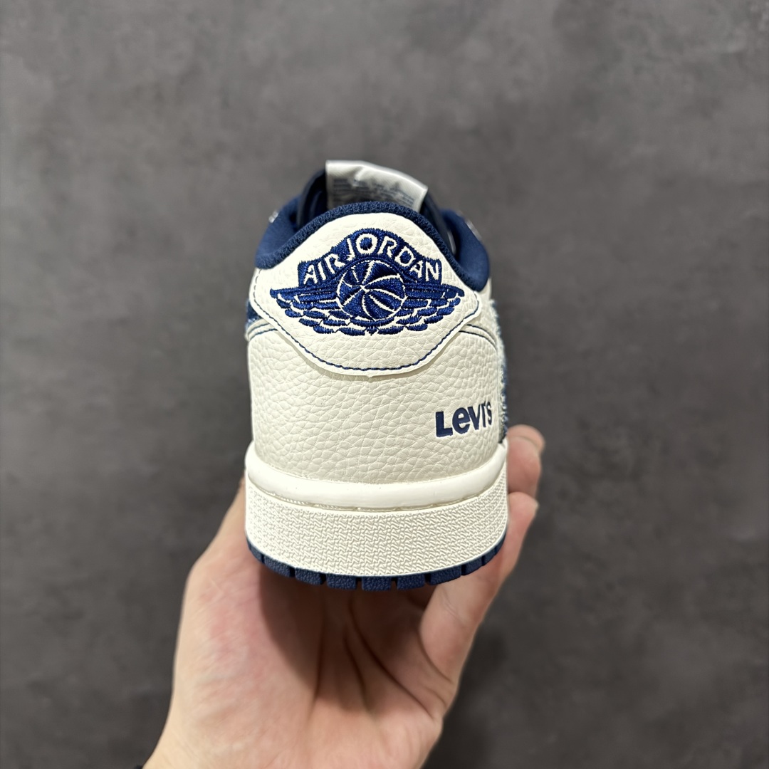 图片[4]-【定制版】Travis Scott x Fragment Design x Air Jordan 1 Low OG SP AJ1 乔1 李维斯联名 低帮文化休闲板鞋 LE2436-136  #多方联名合作融合了Travis Scott 独特的音乐风格，藤原浩个性的设计风格以及Jordan品牌的经典元素 使其成为一双具有独特身份和价值的鞋子 清新而立体的外观加上联名标识更突出了其独特身份 这种配色方案显示出活力和时尚感 在视觉上引人注目 鞋身的质感和细腻的细节处理使其显得高端而格调十足 这款“倒钩”联名是设计与创意完美结合 融合多方的个性风格是一款备受瞩目的潮流鞋款  尺码：36 36.5 37.5 38 38.5 39 40 40.5 41 42 42.5 43 44 44.5 45-选品中心