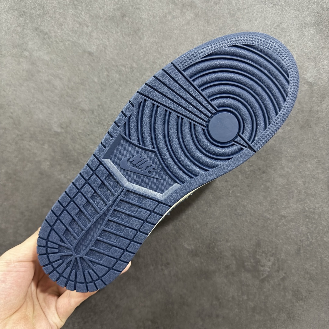 图片[9]-【定制版】Travis Scott x Fragment Design x Air Jordan 1 Low OG SP AJ1 乔1 李维斯联名 低帮文化休闲板鞋 LE2436-136  #多方联名合作融合了Travis Scott 独特的音乐风格，藤原浩个性的设计风格以及Jordan品牌的经典元素 使其成为一双具有独特身份和价值的鞋子 清新而立体的外观加上联名标识更突出了其独特身份 这种配色方案显示出活力和时尚感 在视觉上引人注目 鞋身的质感和细腻的细节处理使其显得高端而格调十足 这款“倒钩”联名是设计与创意完美结合 融合多方的个性风格是一款备受瞩目的潮流鞋款  尺码：36 36.5 37.5 38 38.5 39 40 40.5 41 42 42.5 43 44 44.5 45-选品中心