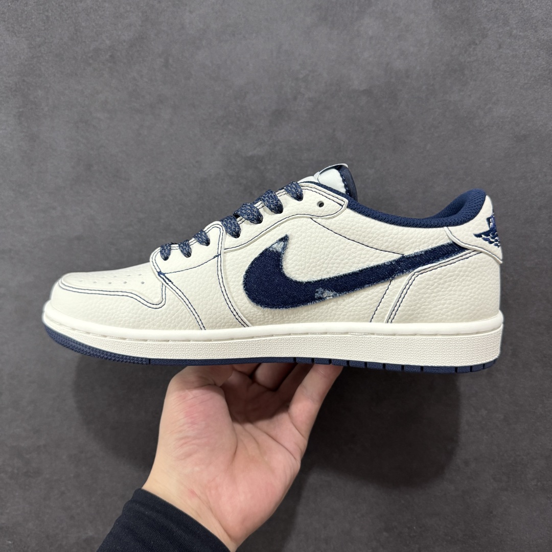 图片[2]-【定制版】Travis Scott x Fragment Design x Air Jordan 1 Low OG SP AJ1 乔1 李维斯联名 低帮文化休闲板鞋 LE2436-136  #多方联名合作融合了Travis Scott 独特的音乐风格，藤原浩个性的设计风格以及Jordan品牌的经典元素 使其成为一双具有独特身份和价值的鞋子 清新而立体的外观加上联名标识更突出了其独特身份 这种配色方案显示出活力和时尚感 在视觉上引人注目 鞋身的质感和细腻的细节处理使其显得高端而格调十足 这款“倒钩”联名是设计与创意完美结合 融合多方的个性风格是一款备受瞩目的潮流鞋款  尺码：36 36.5 37.5 38 38.5 39 40 40.5 41 42 42.5 43 44 44.5 45-选品中心
