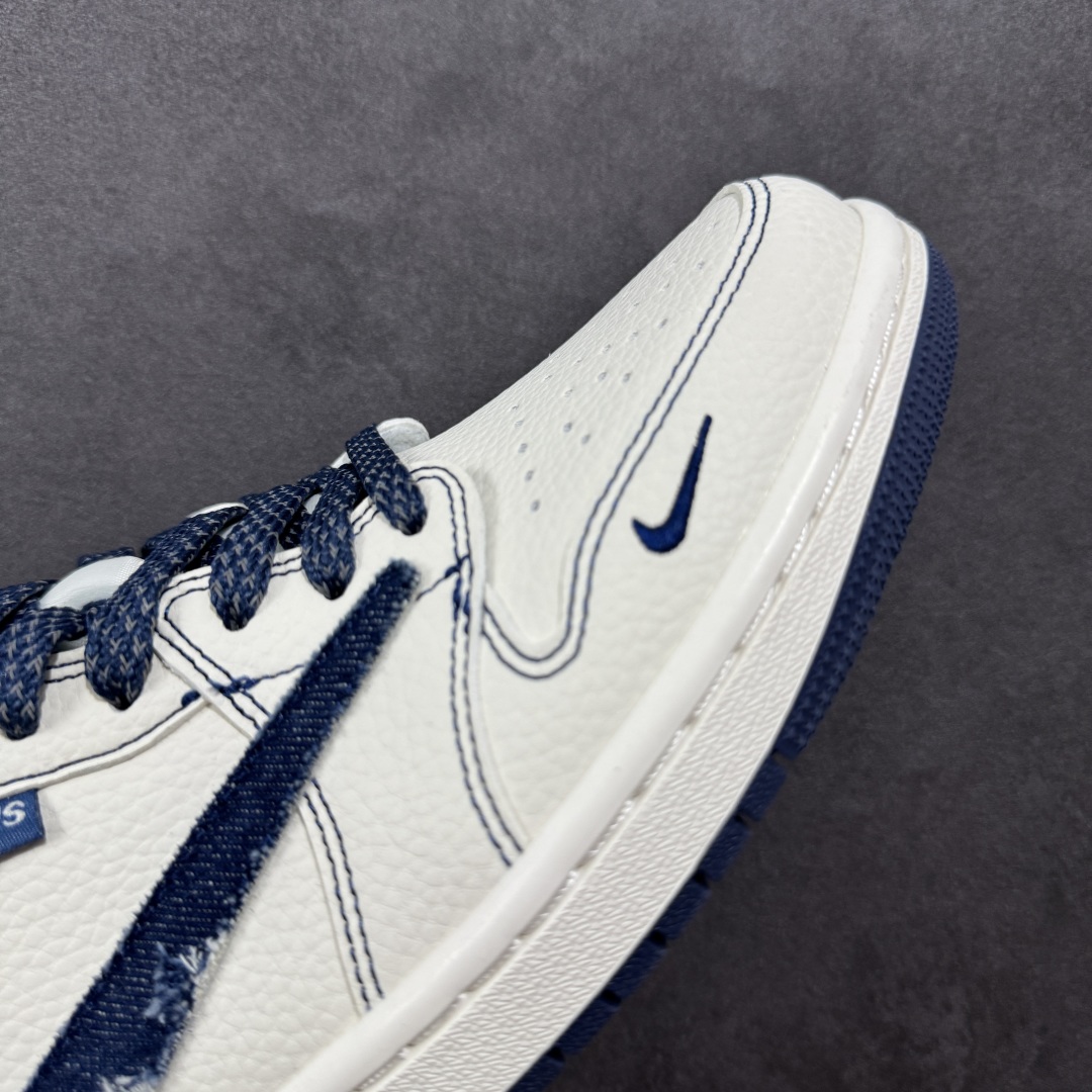 图片[5]-【定制版】Travis Scott x Fragment Design x Air Jordan 1 Low OG SP AJ1 乔1 李维斯联名 低帮文化休闲板鞋 LE2436-136  #多方联名合作融合了Travis Scott 独特的音乐风格，藤原浩个性的设计风格以及Jordan品牌的经典元素 使其成为一双具有独特身份和价值的鞋子 清新而立体的外观加上联名标识更突出了其独特身份 这种配色方案显示出活力和时尚感 在视觉上引人注目 鞋身的质感和细腻的细节处理使其显得高端而格调十足 这款“倒钩”联名是设计与创意完美结合 融合多方的个性风格是一款备受瞩目的潮流鞋款  尺码：36 36.5 37.5 38 38.5 39 40 40.5 41 42 42.5 43 44 44.5 45-选品中心