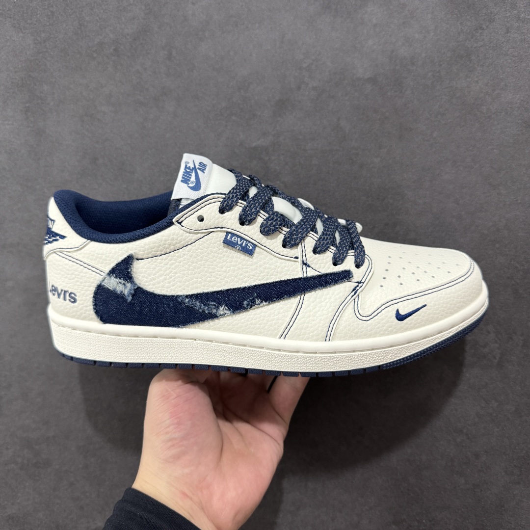 【定制版】Travis Scott x Fragment Design x Air Jordan 1 Low OG SP AJ1 乔1 李维斯联名 低帮文化休闲板鞋 LE2436-136  #多方联名合作融合了Travis Scott 独特的音乐风格,藤原浩个性的设计风格以及Jordan品牌的经典元素 使其成为一双具有独特身份和价值的鞋子 清新而立体的外观加上联名标识更突出了其独特身份 这种配色方案显示出活力和时尚感 在视觉上引人注目 鞋身的质感和细腻的细节处理使其显得高端而格调十足 这款“倒钩”联名是设计与创意完美结合 融合多方的个性风格是一款备受瞩目的潮流鞋款  尺码:36 36.5 37.5 38 38.5 39 40 40.5 41 42 42.5 43 44 44.5 45-选品中心