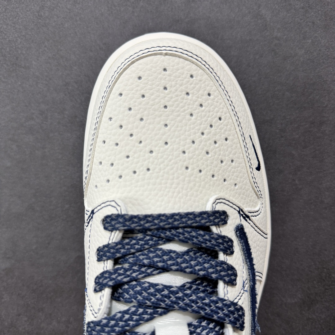 图片[8]-【定制版】Travis Scott x Fragment Design x Air Jordan 1 Low OG SP AJ1 乔1 李维斯联名 低帮文化休闲板鞋 LE2436-136  #多方联名合作融合了Travis Scott 独特的音乐风格，藤原浩个性的设计风格以及Jordan品牌的经典元素 使其成为一双具有独特身份和价值的鞋子 清新而立体的外观加上联名标识更突出了其独特身份 这种配色方案显示出活力和时尚感 在视觉上引人注目 鞋身的质感和细腻的细节处理使其显得高端而格调十足 这款“倒钩”联名是设计与创意完美结合 融合多方的个性风格是一款备受瞩目的潮流鞋款  尺码：36 36.5 37.5 38 38.5 39 40 40.5 41 42 42.5 43 44 44.5 45-选品中心