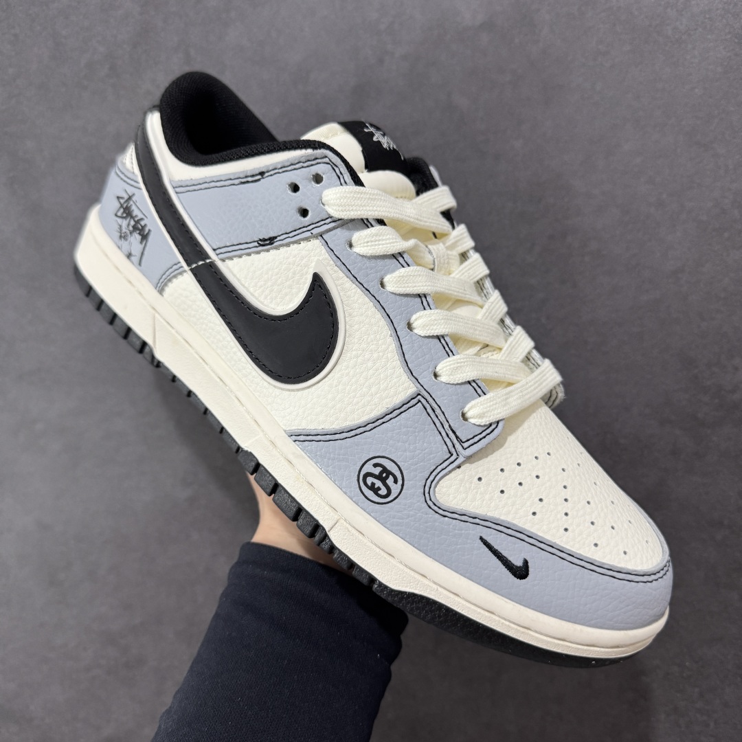   
【定制版】Nike SB Dunk Low 斯图西联名 灰黑勾 周年高端定制 低帮休闲板鞋 XS6