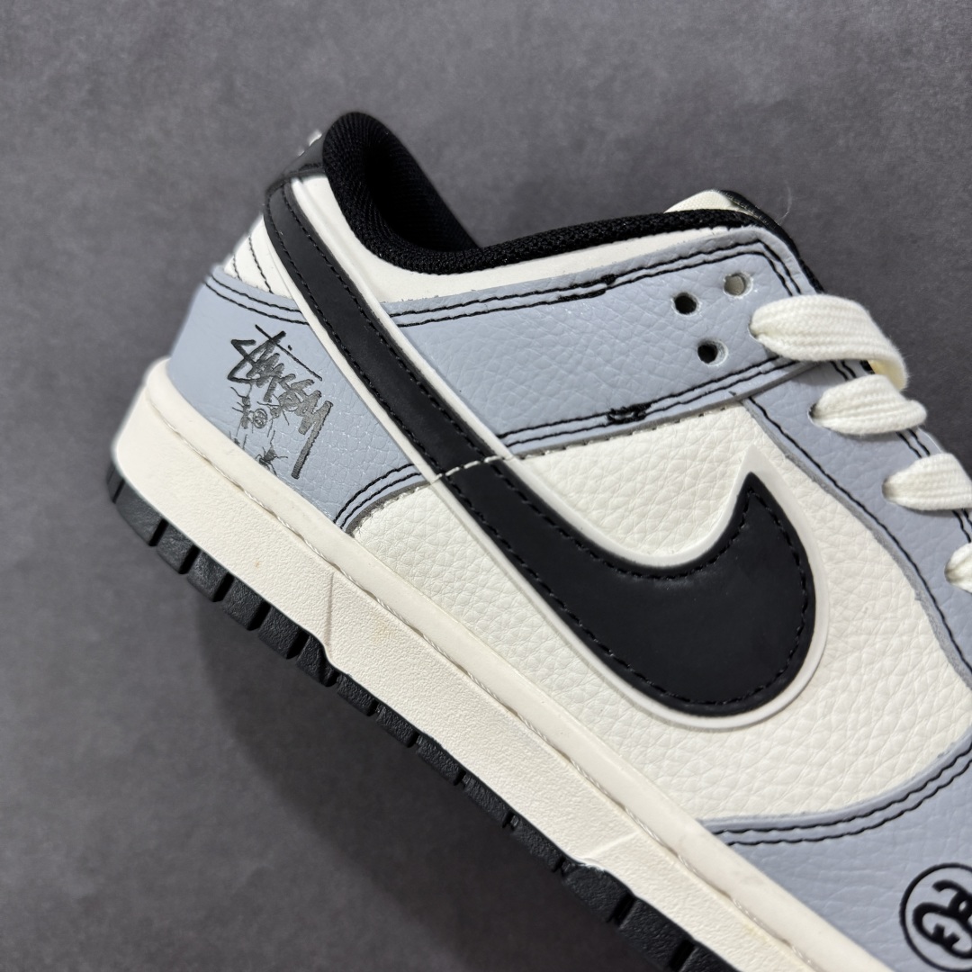   
【定制版】Nike SB Dunk Low 斯图西联名 灰黑勾 周年高端定制 低帮休闲板鞋 XS6