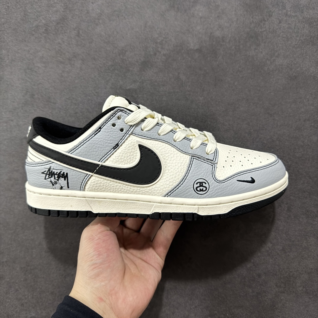   
【定制版】Nike SB Dunk Low 斯图西联名 灰黑勾 周年高端定制 低帮休闲板鞋 XS6