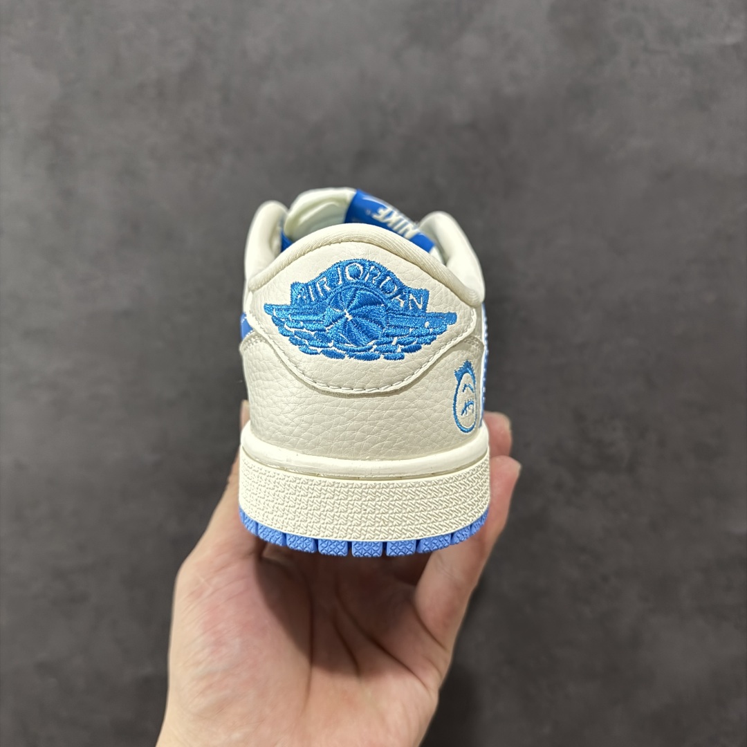 图片[4]-【定制版】Travis Scott x Fragment Design x Air Jordan 1 Low OG SP AJ1 乔1 叮当猫 低帮文化休闲板鞋 XS2024-068  #多方联名合作融合了Travis Scott 独特的音乐风格，藤原浩个性的设计风格以及Jordan品牌的经典元素 使其成为一双具有独特身份和价值的鞋子 清新而立体的外观加上联名标识更突出了其独特身份 这种配色方案显示出活力和时尚感 在视觉上引人注目 鞋身的质感和细腻的细节处理使其显得高端而格调十足 这款“倒钩”联名是设计与创意完美结合 融合多方的个性风格是一款备受瞩目的潮流鞋款  尺码：36 36.5 37.5 38 38.5 39 40 40.5 41 42 42.5 43 44 44.5 45-选品中心
