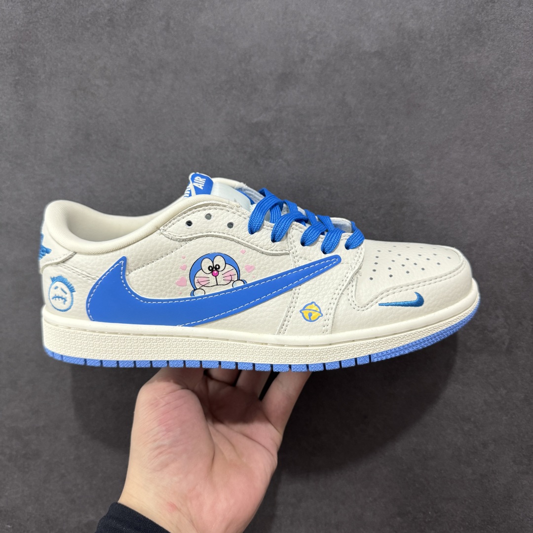【定制版】Travis Scott x Fragment Design x Air Jordan 1 Low OG SP AJ1 乔1 叮当猫 低帮文化休闲板鞋 XS2024-068  #多方联名合作融合了Travis Scott 独特的音乐风格，藤原浩个性的设计风格以及Jordan品牌的经典元素 使其成为一双具有独特身份和价值的鞋子 清新而立体的外观加上联名标识更突出了其独特身份 这种配色方案显示出活力和时尚感 在视觉上引人注目 鞋身的质感和细腻的细节处理使其显得高端而格调十足 这款“倒钩”联名是设计与创意完美结合 融合多方的个性风格是一款备受瞩目的潮流鞋款  尺码：36 36.5 37.5 38 38.5 39 40 40.5 41 42 42.5 43 44 44.5 45-选品中心