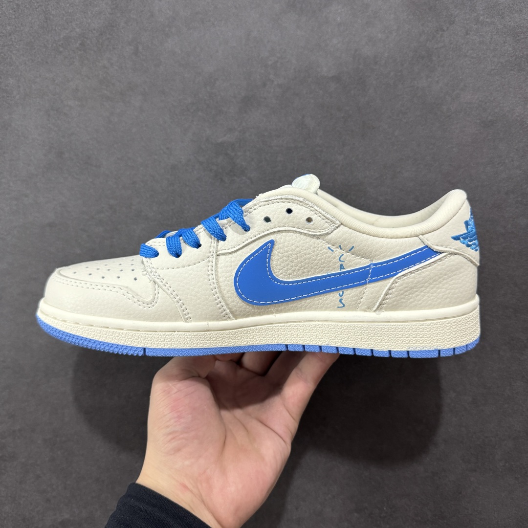 图片[2]-【定制版】Travis Scott x Fragment Design x Air Jordan 1 Low OG SP AJ1 乔1 叮当猫 低帮文化休闲板鞋 XS2024-068  #多方联名合作融合了Travis Scott 独特的音乐风格，藤原浩个性的设计风格以及Jordan品牌的经典元素 使其成为一双具有独特身份和价值的鞋子 清新而立体的外观加上联名标识更突出了其独特身份 这种配色方案显示出活力和时尚感 在视觉上引人注目 鞋身的质感和细腻的细节处理使其显得高端而格调十足 这款“倒钩”联名是设计与创意完美结合 融合多方的个性风格是一款备受瞩目的潮流鞋款  尺码：36 36.5 37.5 38 38.5 39 40 40.5 41 42 42.5 43 44 44.5 45-选品中心
