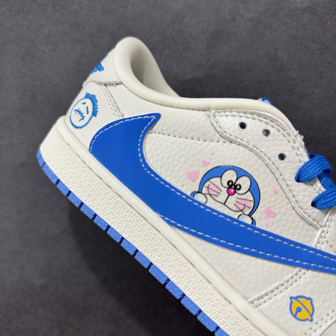 图片[6]-【定制版】Travis Scott x Fragment Design x Air Jordan 1 Low OG SP AJ1 乔1 叮当猫 低帮文化休闲板鞋 XS2024-068  #多方联名合作融合了Travis Scott 独特的音乐风格，藤原浩个性的设计风格以及Jordan品牌的经典元素 使其成为一双具有独特身份和价值的鞋子 清新而立体的外观加上联名标识更突出了其独特身份 这种配色方案显示出活力和时尚感 在视觉上引人注目 鞋身的质感和细腻的细节处理使其显得高端而格调十足 这款“倒钩”联名是设计与创意完美结合 融合多方的个性风格是一款备受瞩目的潮流鞋款  尺码：36 36.5 37.5 38 38.5 39 40 40.5 41 42 42.5 43 44 44.5 45-选品中心