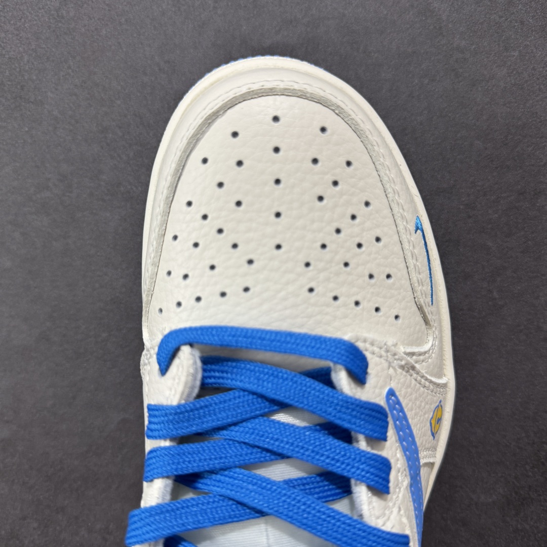 图片[8]-【定制版】Travis Scott x Fragment Design x Air Jordan 1 Low OG SP AJ1 乔1 叮当猫 低帮文化休闲板鞋 XS2024-068  #多方联名合作融合了Travis Scott 独特的音乐风格，藤原浩个性的设计风格以及Jordan品牌的经典元素 使其成为一双具有独特身份和价值的鞋子 清新而立体的外观加上联名标识更突出了其独特身份 这种配色方案显示出活力和时尚感 在视觉上引人注目 鞋身的质感和细腻的细节处理使其显得高端而格调十足 这款“倒钩”联名是设计与创意完美结合 融合多方的个性风格是一款备受瞩目的潮流鞋款  尺码：36 36.5 37.5 38 38.5 39 40 40.5 41 42 42.5 43 44 44.5 45-选品中心